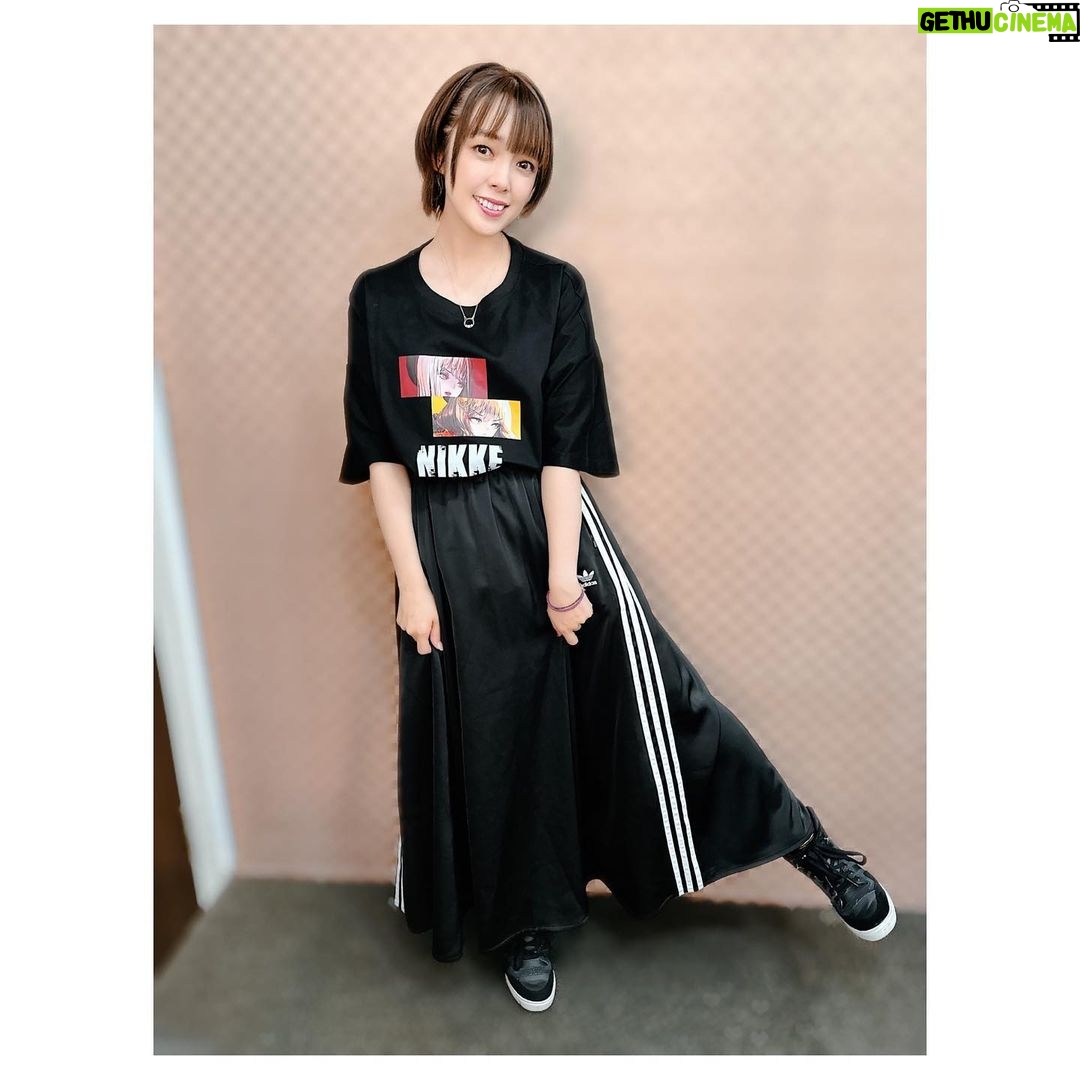 Satomi Sato Instagram - * * * * 先日の生放送 「NIKKE、地上奪還戦略会」を ご視聴いただいた指揮官の皆様 ありがとうございました✨ 前回に引き続きの出演ということで とっても嬉しかったです🌸 今回も、大好きのシグナル❤️届きましたか?? * * * 今回は、リリースされてからの放送だったので よりお楽しみいただけたのではないかと思います☺️ 放送中のトレンド2位は指揮官たちのおかげですし! ありがとうございました✨ それから 実機プレイ楽しかったー!!!! やっぱり、個性が出る座りポーズや 後ろ姿って最高ですね✨ 素晴らしいおちりがたくさんでした🍑✨ そんでもって 私とM・A・Oちゃんのところに シグナルやスノーちゃんが きてくれますように…!!(切実) * * 等身大ラピちゃんも素敵だったな〜✨ こころさんと梶田さんが並ぶと チームっぽくて素敵だったので 写真載せますね🤔素敵すぎる…!! こころさんは、リアルアニスで とっっっても可愛かった💕 M・A・Oちゃんとみほちゃんは 時間がなくて一緒に写真撮れなかったけど 2人とも可愛くて面白くて 画伯だったりゲーム熱凄かったり そのギャップに沢山笑ってしまいました☺️ * * * 今回は、セリフなどシグナルの要素が沢山だったので 衣装やアクセサリーはN102をイメージしました🐱 いつか、エヌのこともお話しできたらいいな。 シグナルもN102も とっても可愛くて強い2人なので 戦場で沢山頼ってくださいね! 指揮官!!✨✨ * * * * #NIKKE #ニケ #生放送 #楽しかった ♡ #マフィア梶田 さん #篠崎こころ さん #アニス #コスプレ #シグナル #N102 #佐藤聡美 #NIKKE地上奪還戦略会 #NIKKEリリース生放送