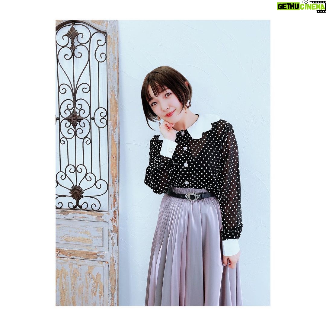 Satomi Sato Instagram - * * * 先日、サービス開始になった 『#Echocalypse -緋紅の神約-』で バステト役を演じました🐈⬛ 現在、インタビュービデオが公開中! ということで。 もう見てくれましたか?? サインが当たるキャンペーンもやっているみたいなので 是非参加してくださいね♡ * * 今回は、バステトちゃんをイメージして お洋服に黒や白やうっすらピンクを入れてみました🖤💖🤍 目のベルトと不思議なデザインのイヤリングが ポイントです👁✨ 前髪は、慣れないセンターパート。新鮮…!! バステトちゃんとお揃いなんやで🐈⬛ * * 普段はしっかりしてるけど 戦闘時はオラオラしてる彼女のギャップを 是非楽しんでくださいね…!!!笑 * * * * #Echocalypse #エコカリ #インタビュー #ビデオ #バステト #🖤 #💖 #🤍 #👁 #🐈⬛ #しっかり者 #オラオラ しちゃう #ギャップ に #萌え ☺️ #ゲーム #たくさん遊んでね #佐藤聡美