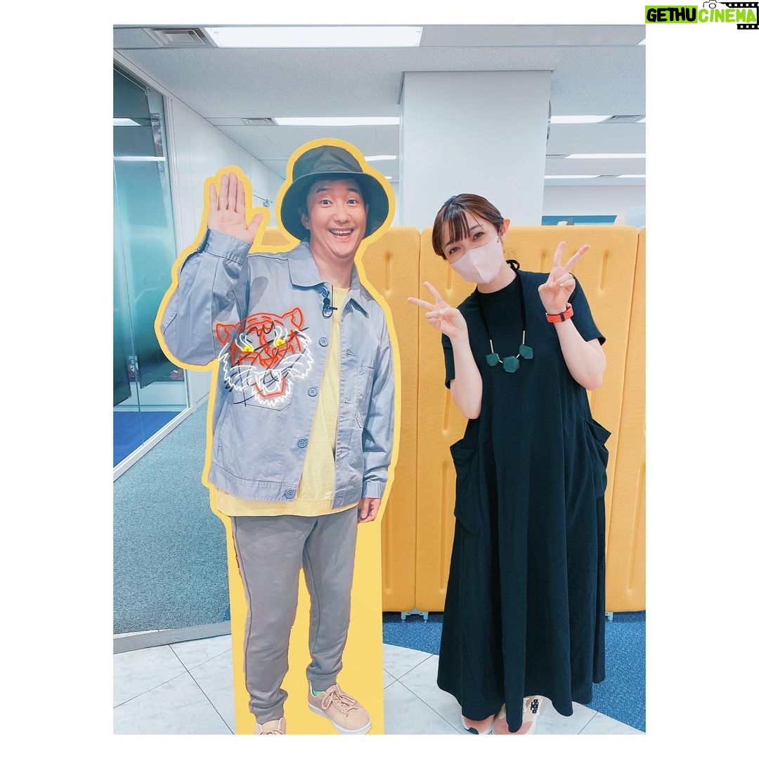Satomi Sato Instagram - * * * * 事務所に小野坂さんいたよー!! * * 久しぶりに事務所に行ったら 小野坂さんに会いました☺️ 相変わらずお元気そうで なによりです!! 小野坂さん、とーーっても 歯並びが良くて笑顔が眩しいですね!!!!!✨✨ * * * ちゅーこって。 事務所の入り口すぐのところにいる 小野坂さんパネルと会えました!笑 弊社の皆さんのSNSで パネルの存在は知っていたのですが 実物に会えて感激✨✨ 1人でこっそりと自撮りをしていたら 優しいスタッフさんが写真を撮ってくださいました…! お忙しい中、感謝です…!! (パネルに書いてあるサインは、著作権などなどの問題が よく分からないのでスタンプで隠しております💦) 単体で撮る人は見るけど 一緒に撮る人あんまり見たことないって、後輩の #新井良平 と #長久友紀 ちゃんに言われたよ☺️ 2人も巻き込めばよかったな…🤔 * * * 事務所では、皆さんからの お手紙やプレゼントを受け取りました。 お気遣いありがとうございます😊 がんばるエネルギーを貰ったので お芝居で返せるように、引き続きがんばりますね! * * * * #青二プロダクション #パネル #等身大 ? #歯並び #綺麗 な #小野坂昌也 先輩 #私服 が #魔女 みたいな #佐藤聡美 #いつも #応援ありがとう #☺️