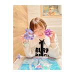 Satomi Sato Instagram - * * * * 「Pokémon Cafe」に行って来たよー💜💜 大好きなゲンガーのメニューを 堪能できるということで 超超頑張って予約をとりました…！笑 * * ぬいぐるみたちを連れてお出かけ。 こんなにガッツリした推し活は初めてで たくさん写真撮ったよ〜！！ わたしのカメラ唸ってたよ〜！！！ 余談ですが、三体の中で1番大きなゲンガーは 以前ポケセンでぬいぐるみを買おうとした際 上の棚にあったので何度かトライしたものの 手が届かずに取れなくて、諦めかけていたのを 外国人観光客の方が取ってくださったものなんです。 拙い英語でお礼を伝えたのですが、熱い感謝がご本人に 伝わってたらいいな…🥹とっても優しいお兄さんでした。 そんなあったかい思い出と共に ゲンガーにまみれてきたのだよー💜 ちなちな、真ん中のゲンガーはブラインド商品で モンスターボールの中にぎゅうぎゅうにされてた可愛いやつ。 小さいやつは、入店前にガチャガチャでゲットしました🥰 くぅ〜！可愛いねぇ。可愛いねぇ。 * * * 当日は楽しすぎて、終始体からハートが出ていたんじゃ なかろうか.｡oO💜💜💜 ご飯も美味しくて可愛くて美味しすぎて楽しくて、なんかもう きっと説明はいらない…。笑 この楽しそうな顔から色々感じ取ってください☺️ * * 写真はまだあるから、また思い出を載せるよー！ 待っててねー！！ * * * #ポケモン #ポケットモンスター #pokemon #pokemoncafe #ポケモンカフェ #ゲンガー #推し活 #可愛い #美味しい #大好き #biglove #💜 #佐藤聡美