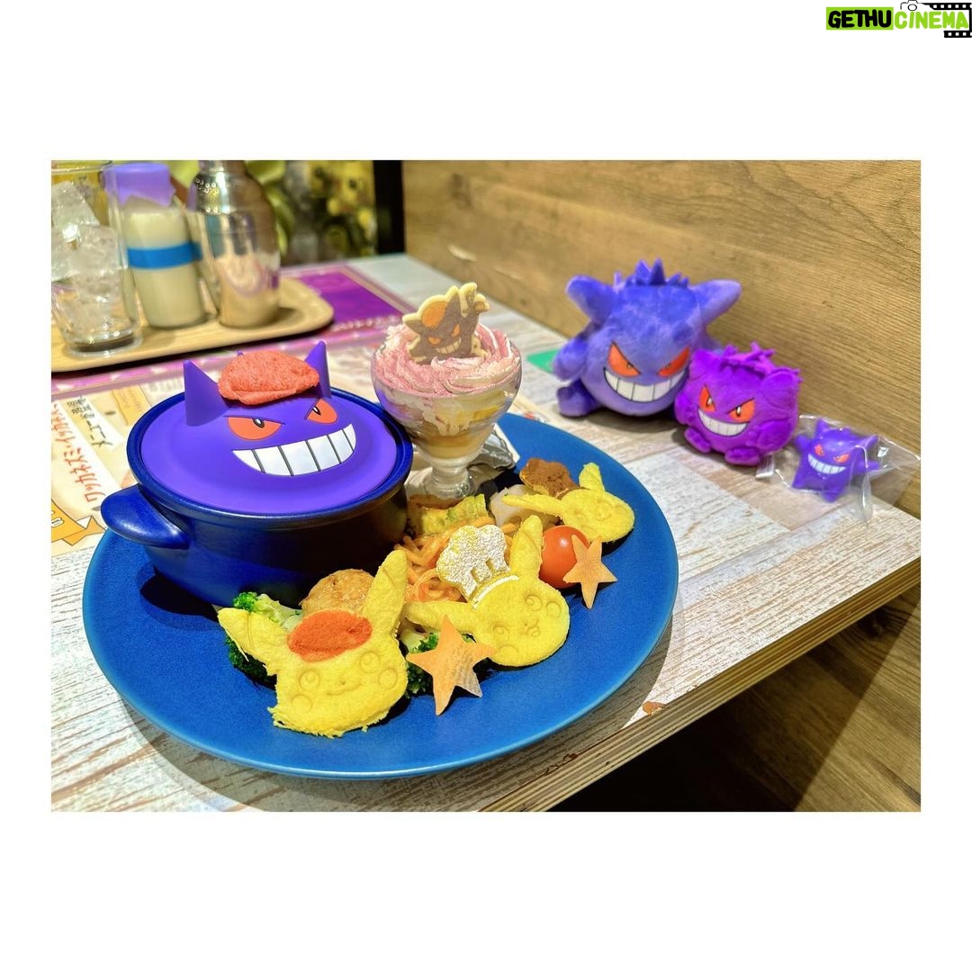 Satomi Sato Instagram - * * * * 「Pokémon Cafe」に行って来たよー💜💜 大好きなゲンガーのメニューを 堪能できるということで 超超頑張って予約をとりました…!笑 * * ぬいぐるみたちを連れてお出かけ。 こんなにガッツリした推し活は初めてで たくさん写真撮ったよ〜!! わたしのカメラ唸ってたよ〜!!! 余談ですが、三体の中で1番大きなゲンガーは 以前ポケセンでぬいぐるみを買おうとした際 上の棚にあったので何度かトライしたものの 手が届かずに取れなくて、諦めかけていたのを 外国人観光客の方が取ってくださったものなんです。 拙い英語でお礼を伝えたのですが、熱い感謝がご本人に 伝わってたらいいな…🥹とっても優しいお兄さんでした。 そんなあったかい思い出と共に ゲンガーにまみれてきたのだよー💜 ちなちな、真ん中のゲンガーはブラインド商品で モンスターボールの中にぎゅうぎゅうにされてた可愛いやつ。 小さいやつは、入店前にガチャガチャでゲットしました🥰 くぅ〜!可愛いねぇ。可愛いねぇ。 * * * 当日は楽しすぎて、終始体からハートが出ていたんじゃ なかろうか.。oO💜💜💜 ご飯も美味しくて可愛くて美味しすぎて楽しくて、なんかもう きっと説明はいらない…。笑 この楽しそうな顔から色々感じ取ってください☺️ * * 写真はまだあるから、また思い出を載せるよー! 待っててねー!! * * * #ポケモン #ポケットモンスター #pokemon #pokemoncafe #ポケモンカフェ #ゲンガー #推し活 #可愛い #美味しい #大好き #biglove #💜 #佐藤聡美