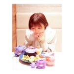 Satomi Sato Instagram - * * * * 「Pokémon Cafe」に行って来たよー💜💜 大好きなゲンガーのメニューを 堪能できるということで 超超頑張って予約をとりました…！笑 * * ぬいぐるみたちを連れてお出かけ。 こんなにガッツリした推し活は初めてで たくさん写真撮ったよ〜！！ わたしのカメラ唸ってたよ〜！！！ 余談ですが、三体の中で1番大きなゲンガーは 以前ポケセンでぬいぐるみを買おうとした際 上の棚にあったので何度かトライしたものの 手が届かずに取れなくて、諦めかけていたのを 外国人観光客の方が取ってくださったものなんです。 拙い英語でお礼を伝えたのですが、熱い感謝がご本人に 伝わってたらいいな…🥹とっても優しいお兄さんでした。 そんなあったかい思い出と共に ゲンガーにまみれてきたのだよー💜 ちなちな、真ん中のゲンガーはブラインド商品で モンスターボールの中にぎゅうぎゅうにされてた可愛いやつ。 小さいやつは、入店前にガチャガチャでゲットしました🥰 くぅ〜！可愛いねぇ。可愛いねぇ。 * * * 当日は楽しすぎて、終始体からハートが出ていたんじゃ なかろうか.｡oO💜💜💜 ご飯も美味しくて可愛くて美味しすぎて楽しくて、なんかもう きっと説明はいらない…。笑 この楽しそうな顔から色々感じ取ってください☺️ * * 写真はまだあるから、また思い出を載せるよー！ 待っててねー！！ * * * #ポケモン #ポケットモンスター #pokemon #pokemoncafe #ポケモンカフェ #ゲンガー #推し活 #可愛い #美味しい #大好き #biglove #💜 #佐藤聡美