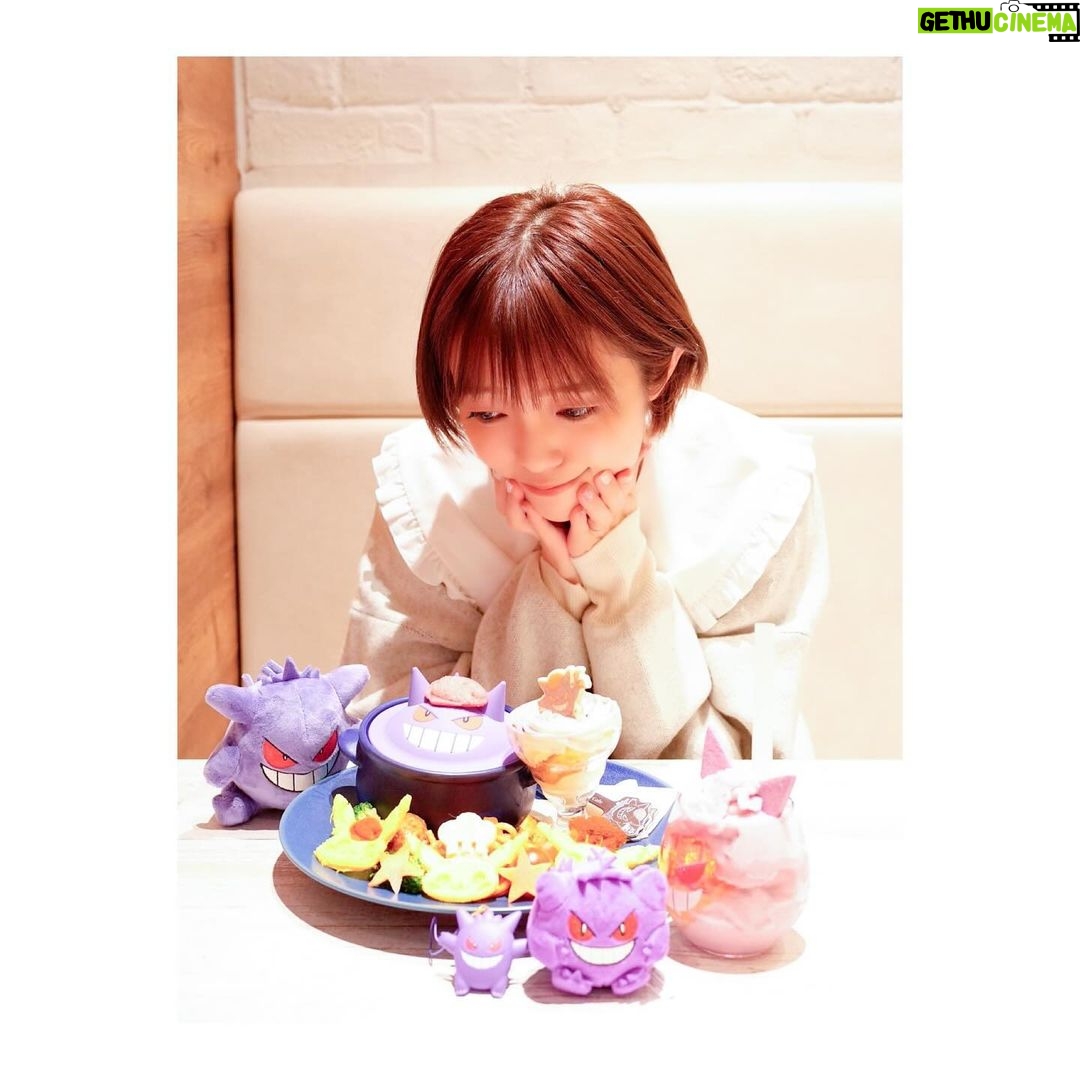 Satomi Sato Instagram - * * * * 「Pokémon Cafe」に行って来たよー💜💜 大好きなゲンガーのメニューを 堪能できるということで 超超頑張って予約をとりました…!笑 * * ぬいぐるみたちを連れてお出かけ。 こんなにガッツリした推し活は初めてで たくさん写真撮ったよ〜!! わたしのカメラ唸ってたよ〜!!! 余談ですが、三体の中で1番大きなゲンガーは 以前ポケセンでぬいぐるみを買おうとした際 上の棚にあったので何度かトライしたものの 手が届かずに取れなくて、諦めかけていたのを 外国人観光客の方が取ってくださったものなんです。 拙い英語でお礼を伝えたのですが、熱い感謝がご本人に 伝わってたらいいな…🥹とっても優しいお兄さんでした。 そんなあったかい思い出と共に ゲンガーにまみれてきたのだよー💜 ちなちな、真ん中のゲンガーはブラインド商品で モンスターボールの中にぎゅうぎゅうにされてた可愛いやつ。 小さいやつは、入店前にガチャガチャでゲットしました🥰 くぅ〜!可愛いねぇ。可愛いねぇ。 * * * 当日は楽しすぎて、終始体からハートが出ていたんじゃ なかろうか.。oO💜💜💜 ご飯も美味しくて可愛くて美味しすぎて楽しくて、なんかもう きっと説明はいらない…。笑 この楽しそうな顔から色々感じ取ってください☺️ * * 写真はまだあるから、また思い出を載せるよー! 待っててねー!! * * * #ポケモン #ポケットモンスター #pokemon #pokemoncafe #ポケモンカフェ #ゲンガー #推し活 #可愛い #美味しい #大好き #biglove #💜 #佐藤聡美