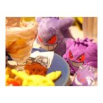 Satomi Sato Instagram - * * * * 「Pokémon Cafe」に行って来たよー💜💜 大好きなゲンガーのメニューを 堪能できるということで 超超頑張って予約をとりました…！笑 * * ぬいぐるみたちを連れてお出かけ。 こんなにガッツリした推し活は初めてで たくさん写真撮ったよ〜！！ わたしのカメラ唸ってたよ〜！！！ 余談ですが、三体の中で1番大きなゲンガーは 以前ポケセンでぬいぐるみを買おうとした際 上の棚にあったので何度かトライしたものの 手が届かずに取れなくて、諦めかけていたのを 外国人観光客の方が取ってくださったものなんです。 拙い英語でお礼を伝えたのですが、熱い感謝がご本人に 伝わってたらいいな…🥹とっても優しいお兄さんでした。 そんなあったかい思い出と共に ゲンガーにまみれてきたのだよー💜 ちなちな、真ん中のゲンガーはブラインド商品で モンスターボールの中にぎゅうぎゅうにされてた可愛いやつ。 小さいやつは、入店前にガチャガチャでゲットしました🥰 くぅ〜！可愛いねぇ。可愛いねぇ。 * * * 当日は楽しすぎて、終始体からハートが出ていたんじゃ なかろうか.｡oO💜💜💜 ご飯も美味しくて可愛くて美味しすぎて楽しくて、なんかもう きっと説明はいらない…。笑 この楽しそうな顔から色々感じ取ってください☺️ * * 写真はまだあるから、また思い出を載せるよー！ 待っててねー！！ * * * #ポケモン #ポケットモンスター #pokemon #pokemoncafe #ポケモンカフェ #ゲンガー #推し活 #可愛い #美味しい #大好き #biglove #💜 #佐藤聡美