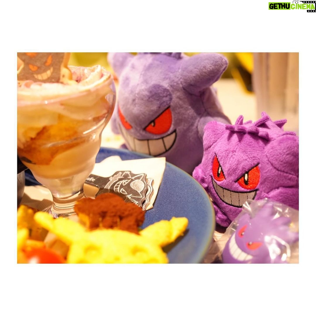 Satomi Sato Instagram - * * * * 「Pokémon Cafe」に行って来たよー💜💜 大好きなゲンガーのメニューを 堪能できるということで 超超頑張って予約をとりました…!笑 * * ぬいぐるみたちを連れてお出かけ。 こんなにガッツリした推し活は初めてで たくさん写真撮ったよ〜!! わたしのカメラ唸ってたよ〜!!! 余談ですが、三体の中で1番大きなゲンガーは 以前ポケセンでぬいぐるみを買おうとした際 上の棚にあったので何度かトライしたものの 手が届かずに取れなくて、諦めかけていたのを 外国人観光客の方が取ってくださったものなんです。 拙い英語でお礼を伝えたのですが、熱い感謝がご本人に 伝わってたらいいな…🥹とっても優しいお兄さんでした。 そんなあったかい思い出と共に ゲンガーにまみれてきたのだよー💜 ちなちな、真ん中のゲンガーはブラインド商品で モンスターボールの中にぎゅうぎゅうにされてた可愛いやつ。 小さいやつは、入店前にガチャガチャでゲットしました🥰 くぅ〜!可愛いねぇ。可愛いねぇ。 * * * 当日は楽しすぎて、終始体からハートが出ていたんじゃ なかろうか.。oO💜💜💜 ご飯も美味しくて可愛くて美味しすぎて楽しくて、なんかもう きっと説明はいらない…。笑 この楽しそうな顔から色々感じ取ってください☺️ * * 写真はまだあるから、また思い出を載せるよー! 待っててねー!! * * * #ポケモン #ポケットモンスター #pokemon #pokemoncafe #ポケモンカフェ #ゲンガー #推し活 #可愛い #美味しい #大好き #biglove #💜 #佐藤聡美