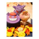Satomi Sato Instagram - * * * * 「Pokémon Cafe」に行って来たよー💜💜 大好きなゲンガーのメニューを 堪能できるということで 超超頑張って予約をとりました…！笑 * * ぬいぐるみたちを連れてお出かけ。 こんなにガッツリした推し活は初めてで たくさん写真撮ったよ〜！！ わたしのカメラ唸ってたよ〜！！！ 余談ですが、三体の中で1番大きなゲンガーは 以前ポケセンでぬいぐるみを買おうとした際 上の棚にあったので何度かトライしたものの 手が届かずに取れなくて、諦めかけていたのを 外国人観光客の方が取ってくださったものなんです。 拙い英語でお礼を伝えたのですが、熱い感謝がご本人に 伝わってたらいいな…🥹とっても優しいお兄さんでした。 そんなあったかい思い出と共に ゲンガーにまみれてきたのだよー💜 ちなちな、真ん中のゲンガーはブラインド商品で モンスターボールの中にぎゅうぎゅうにされてた可愛いやつ。 小さいやつは、入店前にガチャガチャでゲットしました🥰 くぅ〜！可愛いねぇ。可愛いねぇ。 * * * 当日は楽しすぎて、終始体からハートが出ていたんじゃ なかろうか.｡oO💜💜💜 ご飯も美味しくて可愛くて美味しすぎて楽しくて、なんかもう きっと説明はいらない…。笑 この楽しそうな顔から色々感じ取ってください☺️ * * 写真はまだあるから、また思い出を載せるよー！ 待っててねー！！ * * * #ポケモン #ポケットモンスター #pokemon #pokemoncafe #ポケモンカフェ #ゲンガー #推し活 #可愛い #美味しい #大好き #biglove #💜 #佐藤聡美