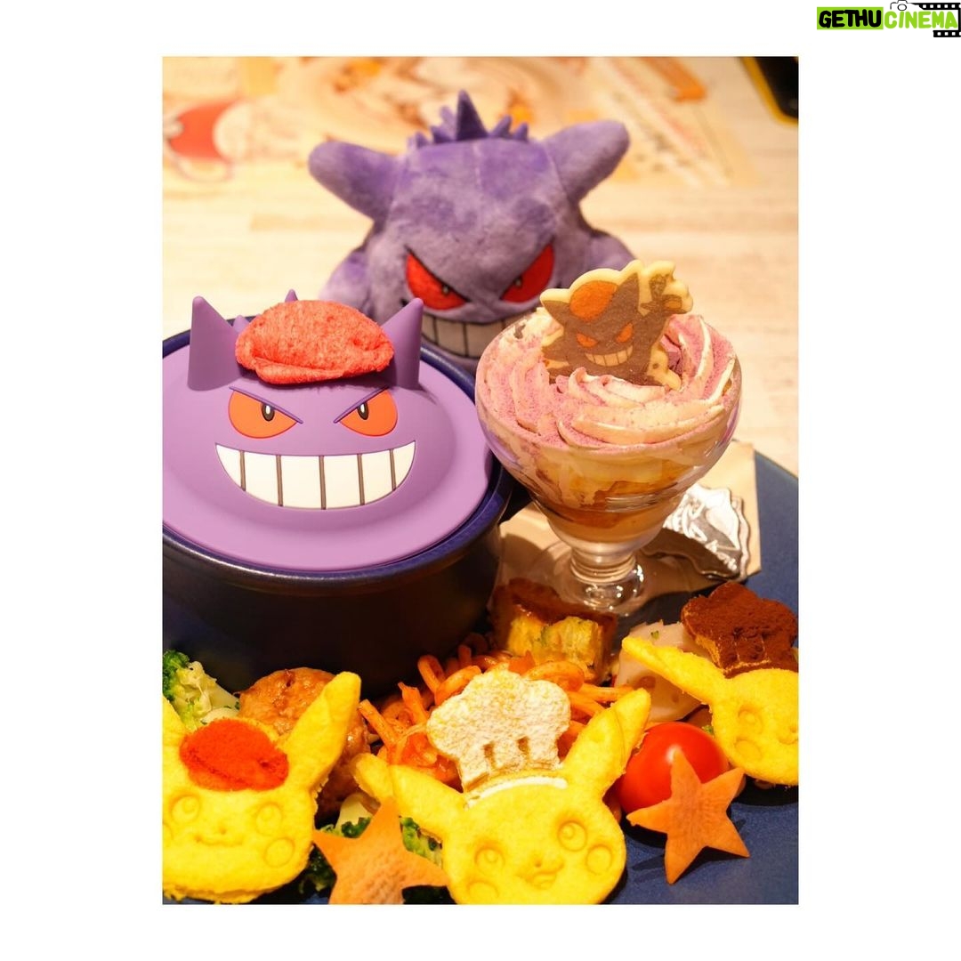 Satomi Sato Instagram - * * * * 「Pokémon Cafe」に行って来たよー💜💜 大好きなゲンガーのメニューを 堪能できるということで 超超頑張って予約をとりました…!笑 * * ぬいぐるみたちを連れてお出かけ。 こんなにガッツリした推し活は初めてで たくさん写真撮ったよ〜!! わたしのカメラ唸ってたよ〜!!! 余談ですが、三体の中で1番大きなゲンガーは 以前ポケセンでぬいぐるみを買おうとした際 上の棚にあったので何度かトライしたものの 手が届かずに取れなくて、諦めかけていたのを 外国人観光客の方が取ってくださったものなんです。 拙い英語でお礼を伝えたのですが、熱い感謝がご本人に 伝わってたらいいな…🥹とっても優しいお兄さんでした。 そんなあったかい思い出と共に ゲンガーにまみれてきたのだよー💜 ちなちな、真ん中のゲンガーはブラインド商品で モンスターボールの中にぎゅうぎゅうにされてた可愛いやつ。 小さいやつは、入店前にガチャガチャでゲットしました🥰 くぅ〜!可愛いねぇ。可愛いねぇ。 * * * 当日は楽しすぎて、終始体からハートが出ていたんじゃ なかろうか.。oO💜💜💜 ご飯も美味しくて可愛くて美味しすぎて楽しくて、なんかもう きっと説明はいらない…。笑 この楽しそうな顔から色々感じ取ってください☺️ * * 写真はまだあるから、また思い出を載せるよー! 待っててねー!! * * * #ポケモン #ポケットモンスター #pokemon #pokemoncafe #ポケモンカフェ #ゲンガー #推し活 #可愛い #美味しい #大好き #biglove #💜 #佐藤聡美