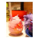 Satomi Sato Instagram - * * * * 「Pokémon Cafe」に行って来たよー💜💜 大好きなゲンガーのメニューを 堪能できるということで 超超頑張って予約をとりました…！笑 * * ぬいぐるみたちを連れてお出かけ。 こんなにガッツリした推し活は初めてで たくさん写真撮ったよ〜！！ わたしのカメラ唸ってたよ〜！！！ 余談ですが、三体の中で1番大きなゲンガーは 以前ポケセンでぬいぐるみを買おうとした際 上の棚にあったので何度かトライしたものの 手が届かずに取れなくて、諦めかけていたのを 外国人観光客の方が取ってくださったものなんです。 拙い英語でお礼を伝えたのですが、熱い感謝がご本人に 伝わってたらいいな…🥹とっても優しいお兄さんでした。 そんなあったかい思い出と共に ゲンガーにまみれてきたのだよー💜 ちなちな、真ん中のゲンガーはブラインド商品で モンスターボールの中にぎゅうぎゅうにされてた可愛いやつ。 小さいやつは、入店前にガチャガチャでゲットしました🥰 くぅ〜！可愛いねぇ。可愛いねぇ。 * * * 当日は楽しすぎて、終始体からハートが出ていたんじゃ なかろうか.｡oO💜💜💜 ご飯も美味しくて可愛くて美味しすぎて楽しくて、なんかもう きっと説明はいらない…。笑 この楽しそうな顔から色々感じ取ってください☺️ * * 写真はまだあるから、また思い出を載せるよー！ 待っててねー！！ * * * #ポケモン #ポケットモンスター #pokemon #pokemoncafe #ポケモンカフェ #ゲンガー #推し活 #可愛い #美味しい #大好き #biglove #💜 #佐藤聡美