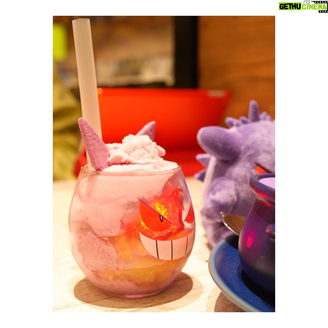 Satomi Sato Instagram - * * * * 「Pokémon Cafe」に行って来たよー💜💜 大好きなゲンガーのメニューを 堪能できるということで 超超頑張って予約をとりました…!笑 * * ぬいぐるみたちを連れてお出かけ。 こんなにガッツリした推し活は初めてで たくさん写真撮ったよ〜!! わたしのカメラ唸ってたよ〜!!! 余談ですが、三体の中で1番大きなゲンガーは 以前ポケセンでぬいぐるみを買おうとした際 上の棚にあったので何度かトライしたものの 手が届かずに取れなくて、諦めかけていたのを 外国人観光客の方が取ってくださったものなんです。 拙い英語でお礼を伝えたのですが、熱い感謝がご本人に 伝わってたらいいな…🥹とっても優しいお兄さんでした。 そんなあったかい思い出と共に ゲンガーにまみれてきたのだよー💜 ちなちな、真ん中のゲンガーはブラインド商品で モンスターボールの中にぎゅうぎゅうにされてた可愛いやつ。 小さいやつは、入店前にガチャガチャでゲットしました🥰 くぅ〜!可愛いねぇ。可愛いねぇ。 * * * 当日は楽しすぎて、終始体からハートが出ていたんじゃ なかろうか.。oO💜💜💜 ご飯も美味しくて可愛くて美味しすぎて楽しくて、なんかもう きっと説明はいらない…。笑 この楽しそうな顔から色々感じ取ってください☺️ * * 写真はまだあるから、また思い出を載せるよー! 待っててねー!! * * * #ポケモン #ポケットモンスター #pokemon #pokemoncafe #ポケモンカフェ #ゲンガー #推し活 #可愛い #美味しい #大好き #biglove #💜 #佐藤聡美