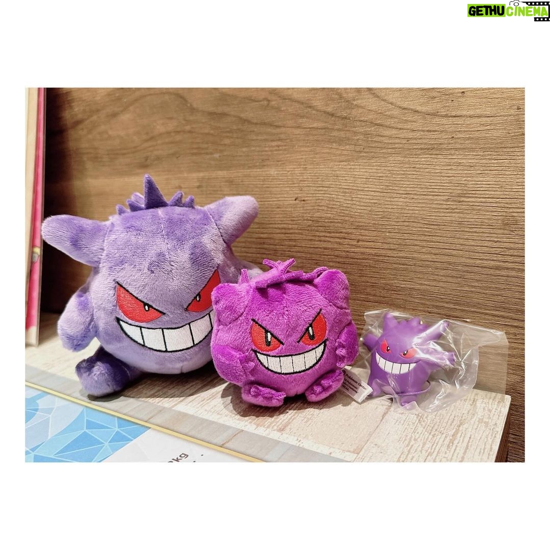 Satomi Sato Instagram - * * * * 「Pokémon Cafe」に行って来たよー💜💜 大好きなゲンガーのメニューを 堪能できるということで 超超頑張って予約をとりました…!笑 * * ぬいぐるみたちを連れてお出かけ。 こんなにガッツリした推し活は初めてで たくさん写真撮ったよ〜!! わたしのカメラ唸ってたよ〜!!! 余談ですが、三体の中で1番大きなゲンガーは 以前ポケセンでぬいぐるみを買おうとした際 上の棚にあったので何度かトライしたものの 手が届かずに取れなくて、諦めかけていたのを 外国人観光客の方が取ってくださったものなんです。 拙い英語でお礼を伝えたのですが、熱い感謝がご本人に 伝わってたらいいな…🥹とっても優しいお兄さんでした。 そんなあったかい思い出と共に ゲンガーにまみれてきたのだよー💜 ちなちな、真ん中のゲンガーはブラインド商品で モンスターボールの中にぎゅうぎゅうにされてた可愛いやつ。 小さいやつは、入店前にガチャガチャでゲットしました🥰 くぅ〜!可愛いねぇ。可愛いねぇ。 * * * 当日は楽しすぎて、終始体からハートが出ていたんじゃ なかろうか.。oO💜💜💜 ご飯も美味しくて可愛くて美味しすぎて楽しくて、なんかもう きっと説明はいらない…。笑 この楽しそうな顔から色々感じ取ってください☺️ * * 写真はまだあるから、また思い出を載せるよー! 待っててねー!! * * * #ポケモン #ポケットモンスター #pokemon #pokemoncafe #ポケモンカフェ #ゲンガー #推し活 #可愛い #美味しい #大好き #biglove #💜 #佐藤聡美