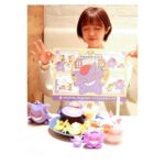 Satomi Sato Instagram - * * * * 「Pokémon Cafe」に行って来たよー💜💜 大好きなゲンガーのメニューを 堪能できるということで 超超頑張って予約をとりました…！笑 * * ぬいぐるみたちを連れてお出かけ。 こんなにガッツリした推し活は初めてで たくさん写真撮ったよ〜！！ わたしのカメラ唸ってたよ〜！！！ 余談ですが、三体の中で1番大きなゲンガーは 以前ポケセンでぬいぐるみを買おうとした際 上の棚にあったので何度かトライしたものの 手が届かずに取れなくて、諦めかけていたのを 外国人観光客の方が取ってくださったものなんです。 拙い英語でお礼を伝えたのですが、熱い感謝がご本人に 伝わってたらいいな…🥹とっても優しいお兄さんでした。 そんなあったかい思い出と共に ゲンガーにまみれてきたのだよー💜 ちなちな、真ん中のゲンガーはブラインド商品で モンスターボールの中にぎゅうぎゅうにされてた可愛いやつ。 小さいやつは、入店前にガチャガチャでゲットしました🥰 くぅ〜！可愛いねぇ。可愛いねぇ。 * * * 当日は楽しすぎて、終始体からハートが出ていたんじゃ なかろうか.｡oO💜💜💜 ご飯も美味しくて可愛くて美味しすぎて楽しくて、なんかもう きっと説明はいらない…。笑 この楽しそうな顔から色々感じ取ってください☺️ * * 写真はまだあるから、また思い出を載せるよー！ 待っててねー！！ * * * #ポケモン #ポケットモンスター #pokemon #pokemoncafe #ポケモンカフェ #ゲンガー #推し活 #可愛い #美味しい #大好き #biglove #💜 #佐藤聡美