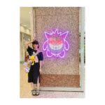 Satomi Sato Instagram - * * * なつのおもいで。 子どもが好きで、気付いたら家族で 大ハマりしているポケモン。 昔、緑とか赤とか黄色とか遊んで 少し前に一緒に遊んでる人たちの影響で剣盾をプレイ。 それから今は、ポケモンGOやポケモンスリープが 日課になりました。 * * 子どもは、ピカチュウとポッチャマが 私は、ゲンガーとボチ。 最近はパピモッチとシャリタツが気になりつつ 基本的にみんな可愛いね精神。 ジラーチ大好きおじさんは、メッソンとゾロアも お好きな様です。 * * 前は、水ポケモンが好きだったのに 最近はゴーストやあくポケモンが 好きになっていて なんだか不思議な気持ち。 年齢や性別関係なく、人生の色んなタイミングで 夢中になれる作品ってとても素敵だなと。 改めて思いました💜 * * * * #なつのおもいで #ポケモン #ポケモンgo #ポケモンスリープ #ポケモンwcs2023 #ゲンガー #ピカチュウ #ニャビー #ミミッキュ #推しと出会った #イベント の時は #イベントtシャツ #着るタイプ #イベントグッズ も #積極的に #身に付けるタイプ #楽しかった #💜 #佐藤聡美