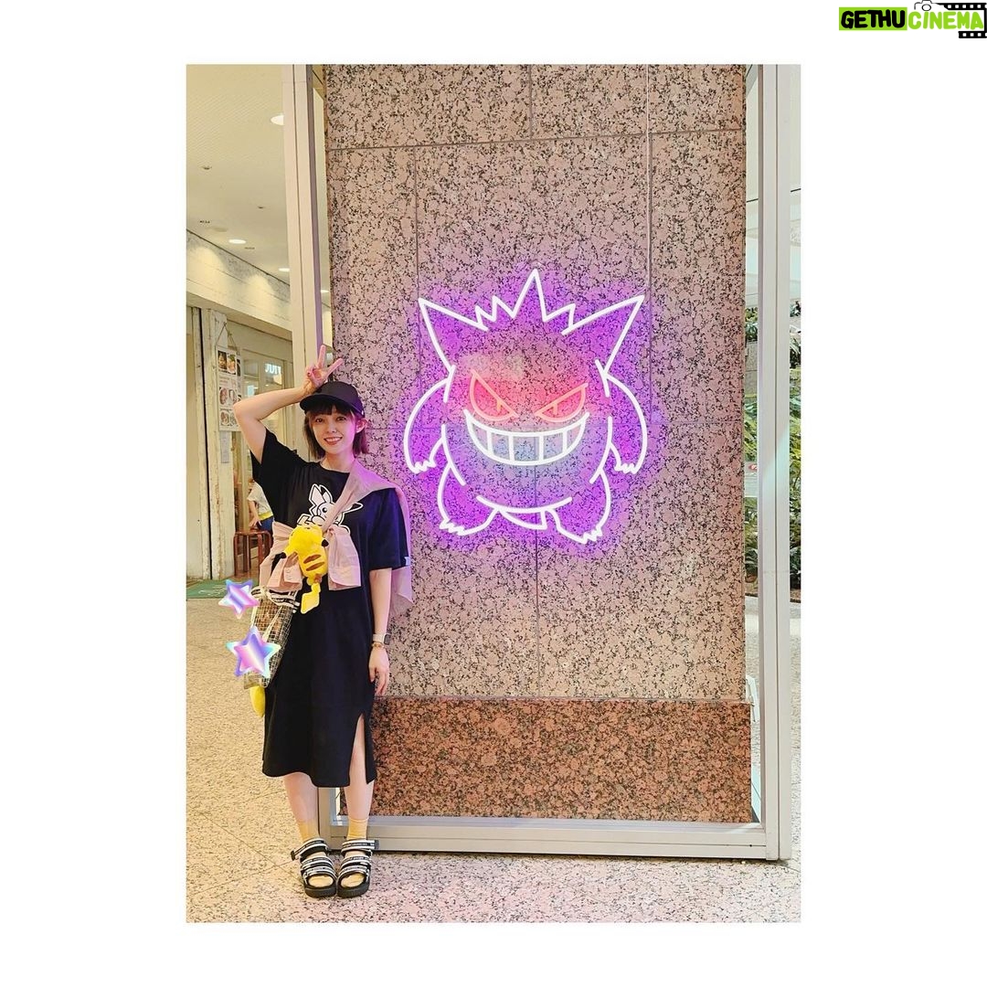 Satomi Sato Instagram - * * * なつのおもいで。 子どもが好きで、気付いたら家族で 大ハマりしているポケモン。 昔、緑とか赤とか黄色とか遊んで 少し前に一緒に遊んでる人たちの影響で剣盾をプレイ。 それから今は、ポケモンGOやポケモンスリープが 日課になりました。 * * 子どもは、ピカチュウとポッチャマが 私は、ゲンガーとボチ。 最近はパピモッチとシャリタツが気になりつつ 基本的にみんな可愛いね精神。 ジラーチ大好きおじさんは、メッソンとゾロアも お好きな様です。 * * 前は、水ポケモンが好きだったのに 最近はゴーストやあくポケモンが 好きになっていて なんだか不思議な気持ち。 年齢や性別関係なく、人生の色んなタイミングで 夢中になれる作品ってとても素敵だなと。 改めて思いました💜 * * * * #なつのおもいで #ポケモン #ポケモンgo #ポケモンスリープ #ポケモンwcs2023 #ゲンガー #ピカチュウ #ニャビー #ミミッキュ #推しと出会った #イベント の時は #イベントtシャツ #着るタイプ #イベントグッズ も #積極的に #身に付けるタイプ #楽しかった #💜 #佐藤聡美