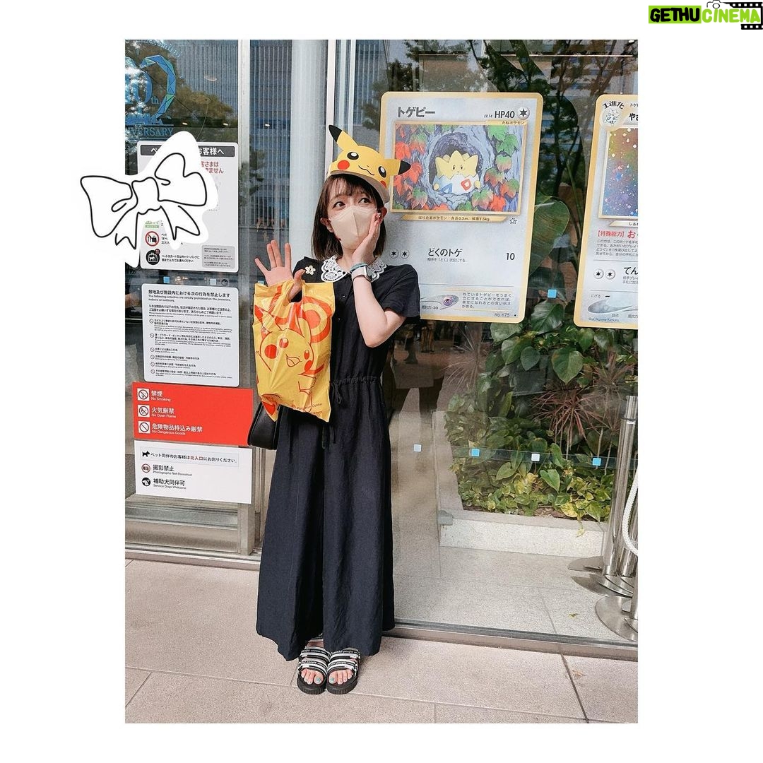 Satomi Sato Instagram - * * * なつのおもいで。 子どもが好きで、気付いたら家族で 大ハマりしているポケモン。 昔、緑とか赤とか黄色とか遊んで 少し前に一緒に遊んでる人たちの影響で剣盾をプレイ。 それから今は、ポケモンGOやポケモンスリープが 日課になりました。 * * 子どもは、ピカチュウとポッチャマが 私は、ゲンガーとボチ。 最近はパピモッチとシャリタツが気になりつつ 基本的にみんな可愛いね精神。 ジラーチ大好きおじさんは、メッソンとゾロアも お好きな様です。 * * 前は、水ポケモンが好きだったのに 最近はゴーストやあくポケモンが 好きになっていて なんだか不思議な気持ち。 年齢や性別関係なく、人生の色んなタイミングで 夢中になれる作品ってとても素敵だなと。 改めて思いました💜 * * * * #なつのおもいで #ポケモン #ポケモンgo #ポケモンスリープ #ポケモンwcs2023 #ゲンガー #ピカチュウ #ニャビー #ミミッキュ #推しと出会った #イベント の時は #イベントtシャツ #着るタイプ #イベントグッズ も #積極的に #身に付けるタイプ #楽しかった #💜 #佐藤聡美