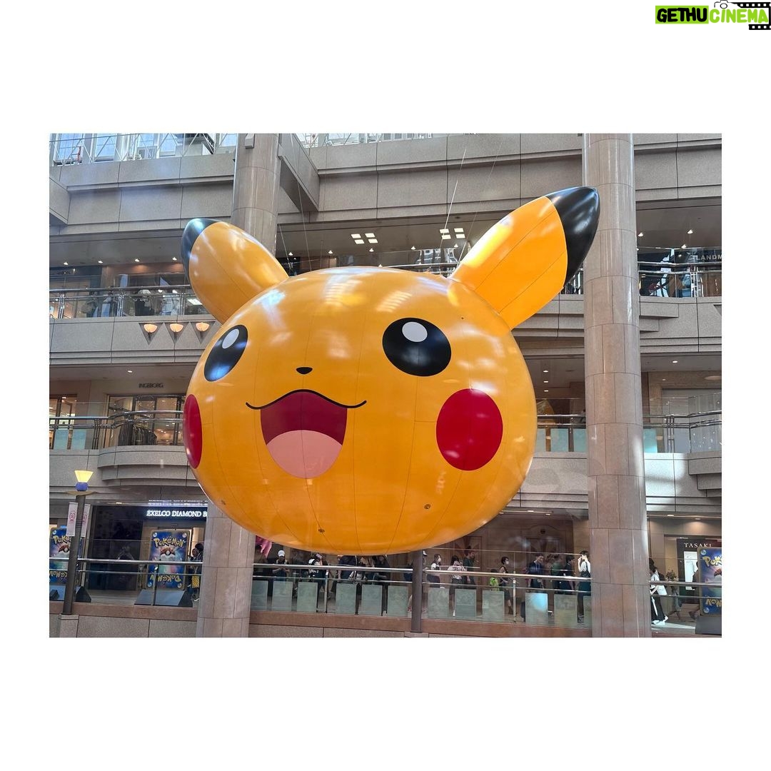 Satomi Sato Instagram - * * * なつのおもいで。 子どもが好きで、気付いたら家族で 大ハマりしているポケモン。 昔、緑とか赤とか黄色とか遊んで 少し前に一緒に遊んでる人たちの影響で剣盾をプレイ。 それから今は、ポケモンGOやポケモンスリープが 日課になりました。 * * 子どもは、ピカチュウとポッチャマが 私は、ゲンガーとボチ。 最近はパピモッチとシャリタツが気になりつつ 基本的にみんな可愛いね精神。 ジラーチ大好きおじさんは、メッソンとゾロアも お好きな様です。 * * 前は、水ポケモンが好きだったのに 最近はゴーストやあくポケモンが 好きになっていて なんだか不思議な気持ち。 年齢や性別関係なく、人生の色んなタイミングで 夢中になれる作品ってとても素敵だなと。 改めて思いました💜 * * * * #なつのおもいで #ポケモン #ポケモンgo #ポケモンスリープ #ポケモンwcs2023 #ゲンガー #ピカチュウ #ニャビー #ミミッキュ #推しと出会った #イベント の時は #イベントtシャツ #着るタイプ #イベントグッズ も #積極的に #身に付けるタイプ #楽しかった #💜 #佐藤聡美