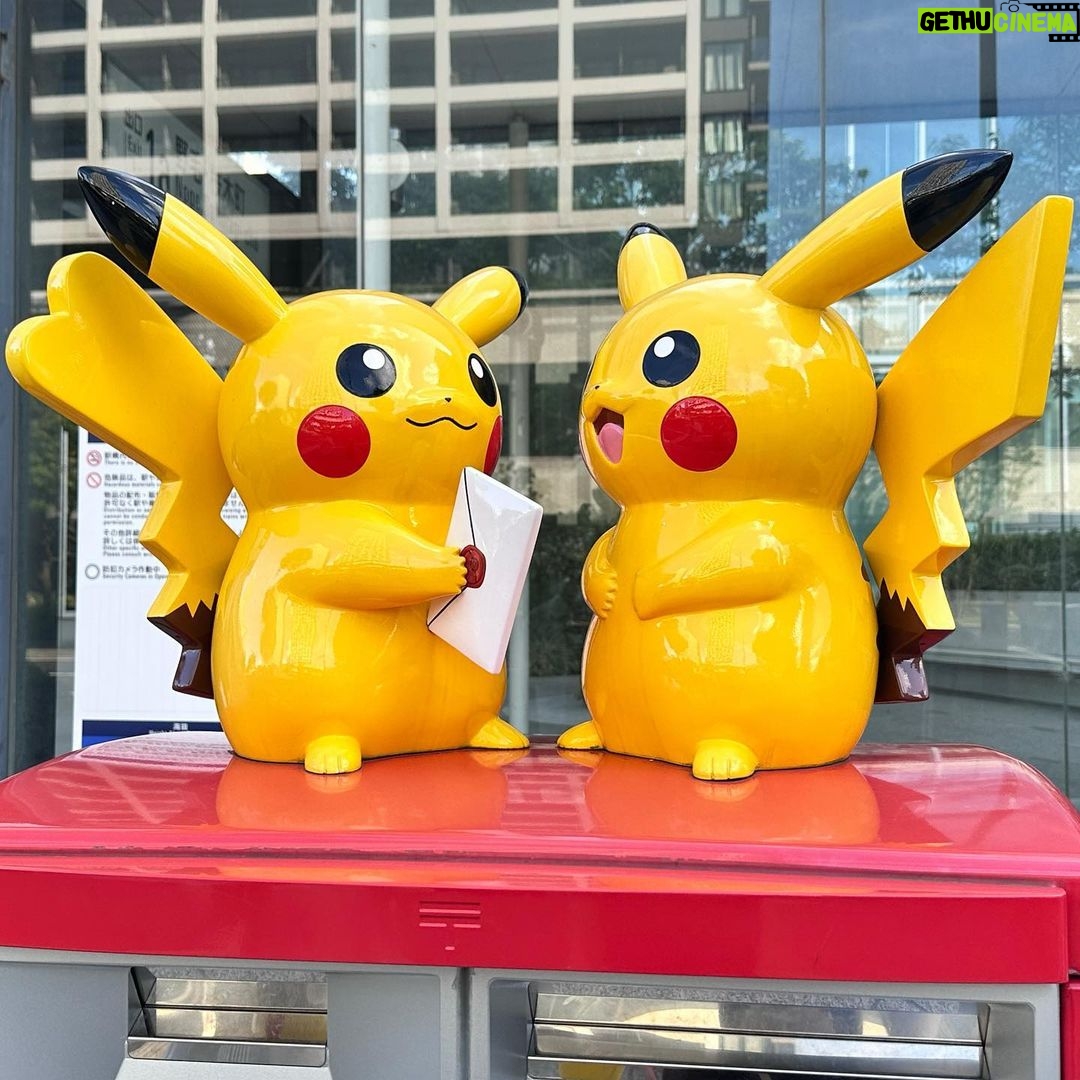 Satomi Sato Instagram - * * * なつのおもいで。 子どもが好きで、気付いたら家族で 大ハマりしているポケモン。 昔、緑とか赤とか黄色とか遊んで 少し前に一緒に遊んでる人たちの影響で剣盾をプレイ。 それから今は、ポケモンGOやポケモンスリープが 日課になりました。 * * 子どもは、ピカチュウとポッチャマが 私は、ゲンガーとボチ。 最近はパピモッチとシャリタツが気になりつつ 基本的にみんな可愛いね精神。 ジラーチ大好きおじさんは、メッソンとゾロアも お好きな様です。 * * 前は、水ポケモンが好きだったのに 最近はゴーストやあくポケモンが 好きになっていて なんだか不思議な気持ち。 年齢や性別関係なく、人生の色んなタイミングで 夢中になれる作品ってとても素敵だなと。 改めて思いました💜 * * * * #なつのおもいで #ポケモン #ポケモンgo #ポケモンスリープ #ポケモンwcs2023 #ゲンガー #ピカチュウ #ニャビー #ミミッキュ #推しと出会った #イベント の時は #イベントtシャツ #着るタイプ #イベントグッズ も #積極的に #身に付けるタイプ #楽しかった #💜 #佐藤聡美
