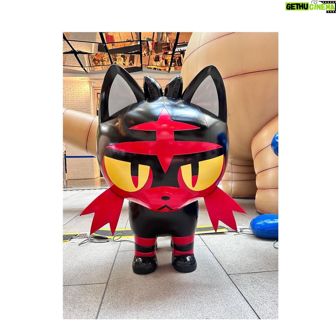 Satomi Sato Instagram - * * * なつのおもいで。 子どもが好きで、気付いたら家族で 大ハマりしているポケモン。 昔、緑とか赤とか黄色とか遊んで 少し前に一緒に遊んでる人たちの影響で剣盾をプレイ。 それから今は、ポケモンGOやポケモンスリープが 日課になりました。 * * 子どもは、ピカチュウとポッチャマが 私は、ゲンガーとボチ。 最近はパピモッチとシャリタツが気になりつつ 基本的にみんな可愛いね精神。 ジラーチ大好きおじさんは、メッソンとゾロアも お好きな様です。 * * 前は、水ポケモンが好きだったのに 最近はゴーストやあくポケモンが 好きになっていて なんだか不思議な気持ち。 年齢や性別関係なく、人生の色んなタイミングで 夢中になれる作品ってとても素敵だなと。 改めて思いました💜 * * * * #なつのおもいで #ポケモン #ポケモンgo #ポケモンスリープ #ポケモンwcs2023 #ゲンガー #ピカチュウ #ニャビー #ミミッキュ #推しと出会った #イベント の時は #イベントtシャツ #着るタイプ #イベントグッズ も #積極的に #身に付けるタイプ #楽しかった #💜 #佐藤聡美
