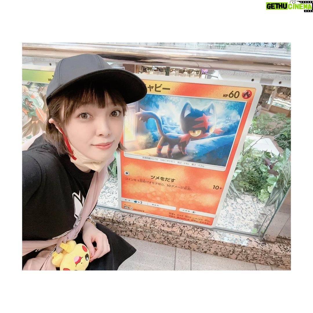Satomi Sato Instagram - * * * なつのおもいで。 子どもが好きで、気付いたら家族で 大ハマりしているポケモン。 昔、緑とか赤とか黄色とか遊んで 少し前に一緒に遊んでる人たちの影響で剣盾をプレイ。 それから今は、ポケモンGOやポケモンスリープが 日課になりました。 * * 子どもは、ピカチュウとポッチャマが 私は、ゲンガーとボチ。 最近はパピモッチとシャリタツが気になりつつ 基本的にみんな可愛いね精神。 ジラーチ大好きおじさんは、メッソンとゾロアも お好きな様です。 * * 前は、水ポケモンが好きだったのに 最近はゴーストやあくポケモンが 好きになっていて なんだか不思議な気持ち。 年齢や性別関係なく、人生の色んなタイミングで 夢中になれる作品ってとても素敵だなと。 改めて思いました💜 * * * * #なつのおもいで #ポケモン #ポケモンgo #ポケモンスリープ #ポケモンwcs2023 #ゲンガー #ピカチュウ #ニャビー #ミミッキュ #推しと出会った #イベント の時は #イベントtシャツ #着るタイプ #イベントグッズ も #積極的に #身に付けるタイプ #楽しかった #💜 #佐藤聡美