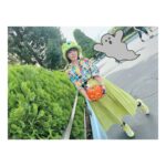 Satomi Sato Instagram - * * * #ディズニー100   周年🎉 おめでとうございます✨✨ * * 生まれてからこれまで、自分の人生に 彩りや気付きを与えてくれる素敵な作品に出会わせてくれて 心から感謝です。 順位付けは難しいのでやりませんが 私は「わんわん物語」と「美女と野獣」「リトルマーメイド」が大好き♡ 芯があって好奇心旺盛でチャーミングなヒロインに 夢中になって作品を観ていました。 作中に出てくる食べ物も 美味しそうなものばかりで印象的ですよね…✨ 最近、よく「わんわん物語」のグッズを見かけるので 嬉しくなってお迎えしちゃいます。笑 レディかわいいんだな〜♡♡♡ * * ピクサーだと「モンスターズインク 」「リメンバー・ミー」 「ウォーリー」全部大切な人たちと観た大好きな作品です。 あ、カールじいさんも…！！すき！きりがない！ ぜんぶすきだー！！笑 * * ディズニーといえば ディズニーランド！と、シー！ 先月は、不意にだったり突然だったり 人に誘われて行く機会が 何度かあったのです。 ハロウィンだから何かやろう！な日や 可愛いＴシャツお揃いで着よう！な日。 着るものや人が変われば 楽しみ方が変わるから、つまり すごく楽しかった☺️ めちゃくちゃ満喫してしまった☺️ ハッピー！ * * ポップコーンを入れるカボチャが可愛くて キッチンに飾っています。 子どもが「カボチャさん、笑ってるね。」と 教えてくれるたびに笑顔になれちゃう。しあわせ。 今度一緒に行こうね♡♡♡ * * * * #disney #ディズニー #disney100 #disneyland #突発的に #遊びに行くの #楽しすぎました #☺️ #佐藤聡美