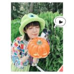 Satomi Sato Instagram - * * * #ディズニー100   周年🎉 おめでとうございます✨✨ * * 生まれてからこれまで、自分の人生に 彩りや気付きを与えてくれる素敵な作品に出会わせてくれて 心から感謝です。 順位付けは難しいのでやりませんが 私は「わんわん物語」と「美女と野獣」「リトルマーメイド」が大好き♡ 芯があって好奇心旺盛でチャーミングなヒロインに 夢中になって作品を観ていました。 作中に出てくる食べ物も 美味しそうなものばかりで印象的ですよね…✨ 最近、よく「わんわん物語」のグッズを見かけるので 嬉しくなってお迎えしちゃいます。笑 レディかわいいんだな〜♡♡♡ * * ピクサーだと「モンスターズインク 」「リメンバー・ミー」 「ウォーリー」全部大切な人たちと観た大好きな作品です。 あ、カールじいさんも…！！すき！きりがない！ ぜんぶすきだー！！笑 * * ディズニーといえば ディズニーランド！と、シー！ 先月は、不意にだったり突然だったり 人に誘われて行く機会が 何度かあったのです。 ハロウィンだから何かやろう！な日や 可愛いＴシャツお揃いで着よう！な日。 着るものや人が変われば 楽しみ方が変わるから、つまり すごく楽しかった☺️ めちゃくちゃ満喫してしまった☺️ ハッピー！ * * ポップコーンを入れるカボチャが可愛くて キッチンに飾っています。 子どもが「カボチャさん、笑ってるね。」と 教えてくれるたびに笑顔になれちゃう。しあわせ。 今度一緒に行こうね♡♡♡ * * * * #disney #ディズニー #disney100 #disneyland #突発的に #遊びに行くの #楽しすぎました #☺️ #佐藤聡美