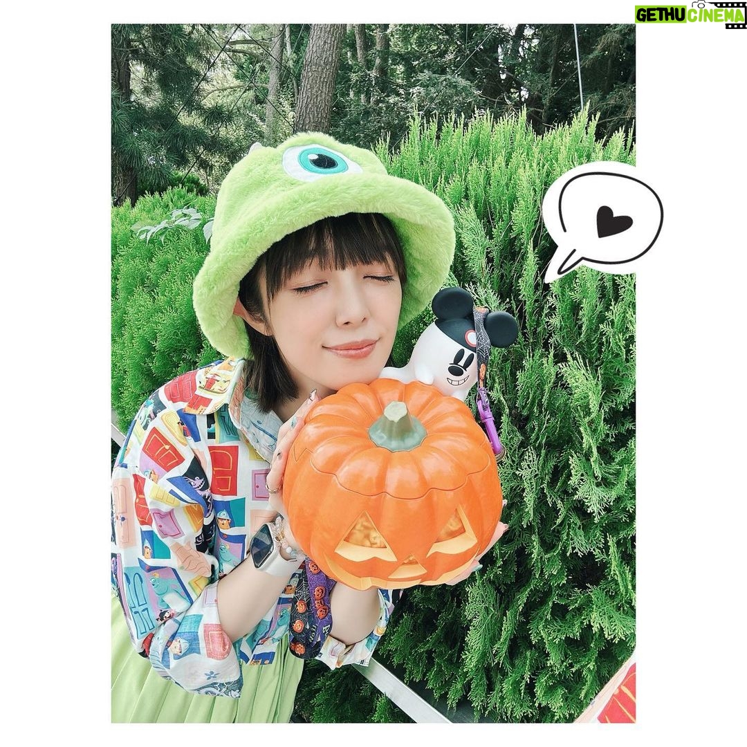 Satomi Sato Instagram - * * * #ディズニー100 周年🎉 おめでとうございます✨✨ * * 生まれてからこれまで、自分の人生に 彩りや気付きを与えてくれる素敵な作品に出会わせてくれて 心から感謝です。 順位付けは難しいのでやりませんが 私は「わんわん物語」と「美女と野獣」「リトルマーメイド」が大好き♡ 芯があって好奇心旺盛でチャーミングなヒロインに 夢中になって作品を観ていました。 作中に出てくる食べ物も 美味しそうなものばかりで印象的ですよね…✨ 最近、よく「わんわん物語」のグッズを見かけるので 嬉しくなってお迎えしちゃいます。笑 レディかわいいんだな〜♡♡♡ * * ピクサーだと「モンスターズインク 」「リメンバー・ミー」 「ウォーリー」全部大切な人たちと観た大好きな作品です。 あ、カールじいさんも…!!すき!きりがない! ぜんぶすきだー!!笑 * * ディズニーといえば ディズニーランド!と、シー! 先月は、不意にだったり突然だったり 人に誘われて行く機会が 何度かあったのです。 ハロウィンだから何かやろう!な日や 可愛いTシャツお揃いで着よう!な日。 着るものや人が変われば 楽しみ方が変わるから、つまり すごく楽しかった☺️ めちゃくちゃ満喫してしまった☺️ ハッピー! * * ポップコーンを入れるカボチャが可愛くて キッチンに飾っています。 子どもが「カボチャさん、笑ってるね。」と 教えてくれるたびに笑顔になれちゃう。しあわせ。 今度一緒に行こうね♡♡♡ * * * * #disney #ディズニー #disney100 #disneyland #突発的に #遊びに行くの #楽しすぎました #☺️ #佐藤聡美
