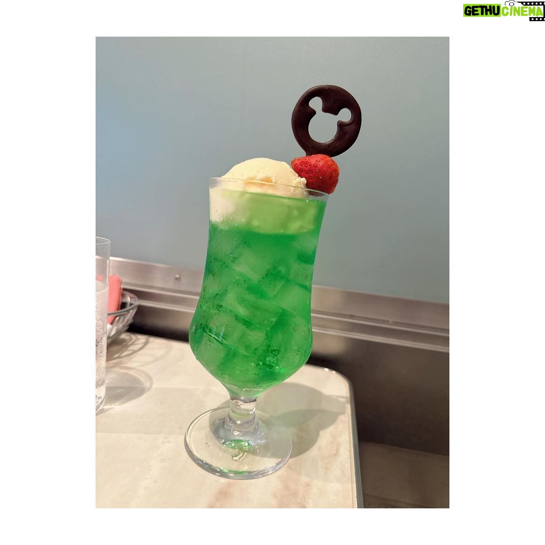Satomi Sato Instagram - * * * #ディズニー100 周年🎉 おめでとうございます✨✨ * * 生まれてからこれまで、自分の人生に 彩りや気付きを与えてくれる素敵な作品に出会わせてくれて 心から感謝です。 順位付けは難しいのでやりませんが 私は「わんわん物語」と「美女と野獣」「リトルマーメイド」が大好き♡ 芯があって好奇心旺盛でチャーミングなヒロインに 夢中になって作品を観ていました。 作中に出てくる食べ物も 美味しそうなものばかりで印象的ですよね…✨ 最近、よく「わんわん物語」のグッズを見かけるので 嬉しくなってお迎えしちゃいます。笑 レディかわいいんだな〜♡♡♡ * * ピクサーだと「モンスターズインク 」「リメンバー・ミー」 「ウォーリー」全部大切な人たちと観た大好きな作品です。 あ、カールじいさんも…!!すき!きりがない! ぜんぶすきだー!!笑 * * ディズニーといえば ディズニーランド!と、シー! 先月は、不意にだったり突然だったり 人に誘われて行く機会が 何度かあったのです。 ハロウィンだから何かやろう!な日や 可愛いTシャツお揃いで着よう!な日。 着るものや人が変われば 楽しみ方が変わるから、つまり すごく楽しかった☺️ めちゃくちゃ満喫してしまった☺️ ハッピー! * * ポップコーンを入れるカボチャが可愛くて キッチンに飾っています。 子どもが「カボチャさん、笑ってるね。」と 教えてくれるたびに笑顔になれちゃう。しあわせ。 今度一緒に行こうね♡♡♡ * * * * #disney #ディズニー #disney100 #disneyland #突発的に #遊びに行くの #楽しすぎました #☺️ #佐藤聡美