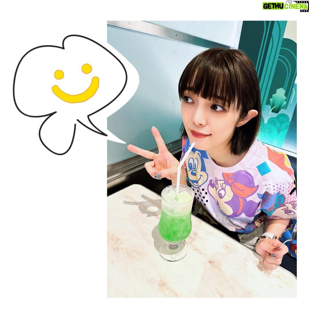 Satomi Sato Instagram - * * * #ディズニー100 周年🎉 おめでとうございます✨✨ * * 生まれてからこれまで、自分の人生に 彩りや気付きを与えてくれる素敵な作品に出会わせてくれて 心から感謝です。 順位付けは難しいのでやりませんが 私は「わんわん物語」と「美女と野獣」「リトルマーメイド」が大好き♡ 芯があって好奇心旺盛でチャーミングなヒロインに 夢中になって作品を観ていました。 作中に出てくる食べ物も 美味しそうなものばかりで印象的ですよね…✨ 最近、よく「わんわん物語」のグッズを見かけるので 嬉しくなってお迎えしちゃいます。笑 レディかわいいんだな〜♡♡♡ * * ピクサーだと「モンスターズインク 」「リメンバー・ミー」 「ウォーリー」全部大切な人たちと観た大好きな作品です。 あ、カールじいさんも…!!すき!きりがない! ぜんぶすきだー!!笑 * * ディズニーといえば ディズニーランド!と、シー! 先月は、不意にだったり突然だったり 人に誘われて行く機会が 何度かあったのです。 ハロウィンだから何かやろう!な日や 可愛いTシャツお揃いで着よう!な日。 着るものや人が変われば 楽しみ方が変わるから、つまり すごく楽しかった☺️ めちゃくちゃ満喫してしまった☺️ ハッピー! * * ポップコーンを入れるカボチャが可愛くて キッチンに飾っています。 子どもが「カボチャさん、笑ってるね。」と 教えてくれるたびに笑顔になれちゃう。しあわせ。 今度一緒に行こうね♡♡♡ * * * * #disney #ディズニー #disney100 #disneyland #突発的に #遊びに行くの #楽しすぎました #☺️ #佐藤聡美