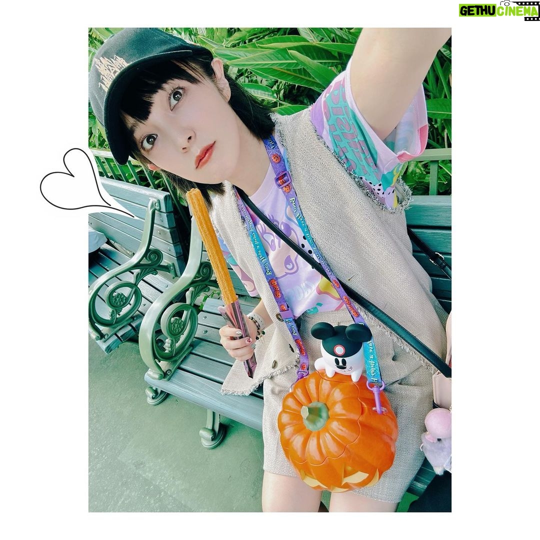 Satomi Sato Instagram - * * * #ディズニー100 周年🎉 おめでとうございます✨✨ * * 生まれてからこれまで、自分の人生に 彩りや気付きを与えてくれる素敵な作品に出会わせてくれて 心から感謝です。 順位付けは難しいのでやりませんが 私は「わんわん物語」と「美女と野獣」「リトルマーメイド」が大好き♡ 芯があって好奇心旺盛でチャーミングなヒロインに 夢中になって作品を観ていました。 作中に出てくる食べ物も 美味しそうなものばかりで印象的ですよね…✨ 最近、よく「わんわん物語」のグッズを見かけるので 嬉しくなってお迎えしちゃいます。笑 レディかわいいんだな〜♡♡♡ * * ピクサーだと「モンスターズインク 」「リメンバー・ミー」 「ウォーリー」全部大切な人たちと観た大好きな作品です。 あ、カールじいさんも…!!すき!きりがない! ぜんぶすきだー!!笑 * * ディズニーといえば ディズニーランド!と、シー! 先月は、不意にだったり突然だったり 人に誘われて行く機会が 何度かあったのです。 ハロウィンだから何かやろう!な日や 可愛いTシャツお揃いで着よう!な日。 着るものや人が変われば 楽しみ方が変わるから、つまり すごく楽しかった☺️ めちゃくちゃ満喫してしまった☺️ ハッピー! * * ポップコーンを入れるカボチャが可愛くて キッチンに飾っています。 子どもが「カボチャさん、笑ってるね。」と 教えてくれるたびに笑顔になれちゃう。しあわせ。 今度一緒に行こうね♡♡♡ * * * * #disney #ディズニー #disney100 #disneyland #突発的に #遊びに行くの #楽しすぎました #☺️ #佐藤聡美