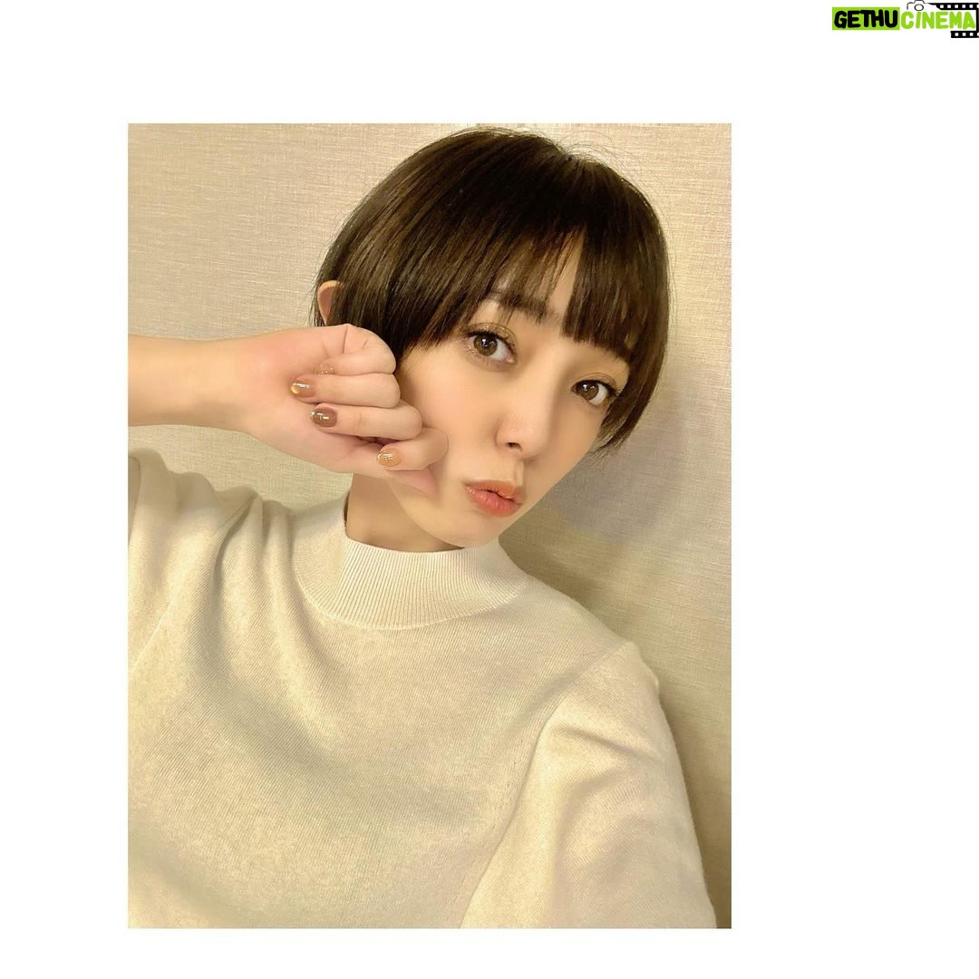 Satomi Sato Instagram - * * * 髪を切ってもらうとき 「なんだか、行ける気がするー!」 ってなるのそろそろ卒業したいです。ふふ。 佐藤さん、そろそろ 「もう気持ちやっちゃってください!」 って必ず言うのやめてもろて🥹(学ばない。) * * でも、今回は前髪もう少し いっちゃいたい感じもありました。← * * あと、ネイルを秋っぽくしてもらったのです。 紅茶みたいな色味で、とてもラブ♡ そんなこんなで、短くしたよ!がはは!! 多分、今この家で1番髪が短いのはわし🙂 * * * * #ショート #ショートヘア #短すぎた #🙂 #でも #前髪は #もう少し短くしたかった #🥹 #近年稀に見る #佐藤聡美 の #ドヤ顔