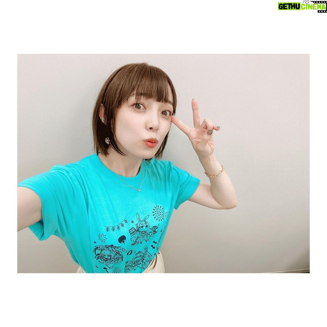 Satomi Sato Instagram - * * * 9月9日に行われた 【アズールレーン6th Anniversary Fes.】の 「アズナンデス!6周年の振り返りSP」に 登壇させていただきました✨ ご覧くださった指揮官の皆様、ありがとうございます♡ * * 少し久しぶりの #アズールレーン のイベントだったのですが ホーム感というか、帰ってきた感がすごくて…! あたたかい現場だなと感動しておりました☺️ありがたや * * 「アズナンデス!」では6周年を振り返りましたが ものすごいイベントやコラボや新キャラクターの数に ただただ圧倒されました…!すごい! 指揮官たちの色んなランキングは 世界が違いすぎて、ややプチパニック。。しゅごい。。。笑 私も、がんばろう…! あと、最後に書いた欲ぼ…願望が叶うように 引き続き指揮官を業頑張ろう…!!笑 * * 一緒に登壇したクレマンソー役の天海由梨奈さんと ジャベリン役の山根希美さんと お写真撮ってもらっちゃいました☺️ (タイミング合わず3人一緒には撮れなくて、残念…💦) 天海さんは、ウマ娘でお会いした時から もう、声が素敵すぎて衝撃を受けて それ以来とても好きなんですけど まさかアズレンでご一緒出来るとは思わず…! うれしかった…!!✨✨もちろん人柄も素敵すぎて 緊張のあまり2人の距離感が面白いことになっています🥹 山根さんは、登壇中も話しかけて下さったり ずっとフワフワにこにこしていて可憐でした…🥰 ジャベリン好きな私は密かに大興奮。笑 イベントでお話しされていた「ジャベリン弁当」✨ いつの日か実現されることを心から願っておりまする…!!! たのしみだー!!🍱✨✨ * * はてさて。 今回は、衣装のTシャツがブルーだったのと 前回ローンイメージだったので 白龍をイメージした衣装とネイルにしてみました🤍 ネイルは、いつもお世話になっている センス天才的すぎるネイリストさんが模様や刀を 手描きで…手描きで…!✨すごい…!! ありがとうございます😭✨✨ 髪も、白龍の画像を見ながら前髪の分け目とか横ハネを メイクさんが作ってくださりしてね。 本当に、沢山のスタッフの皆様方のお陰で 私は安心してキャラクターを背負って登壇できてるな。 と感じたのでした😭皆様に感謝…! * * #等身大ヤドン や #ポケモン の大きなぬいぐるみが沢山で ウキウキしてる写真も置いておきますね!ふふふ!わーい! * * そんなこんなで、毎回 ブログ…なの???ってくらい文章量なのに 読んでくれてありがとうございます。笑 白龍はコラボや新衣装もあるし ローンはフィギュアが発売になるので 指揮官、これからもアズールレーンをよろしくお願いしますね♡ 全部チェックしてくれないなんて そんなの、許せないよね!!!!!!!!!!!!!!!!!! * * * #アズレン #アズレンフェス #アズレン6周年 #イベント #アスナンデス ! #クレマンソー #天海由梨奈 さん #ジャベリン #山根希美 さん #指揮官 #いつもありがとう 🤍❤️ #また会いましょう #ローン #白龍 #佐藤聡美