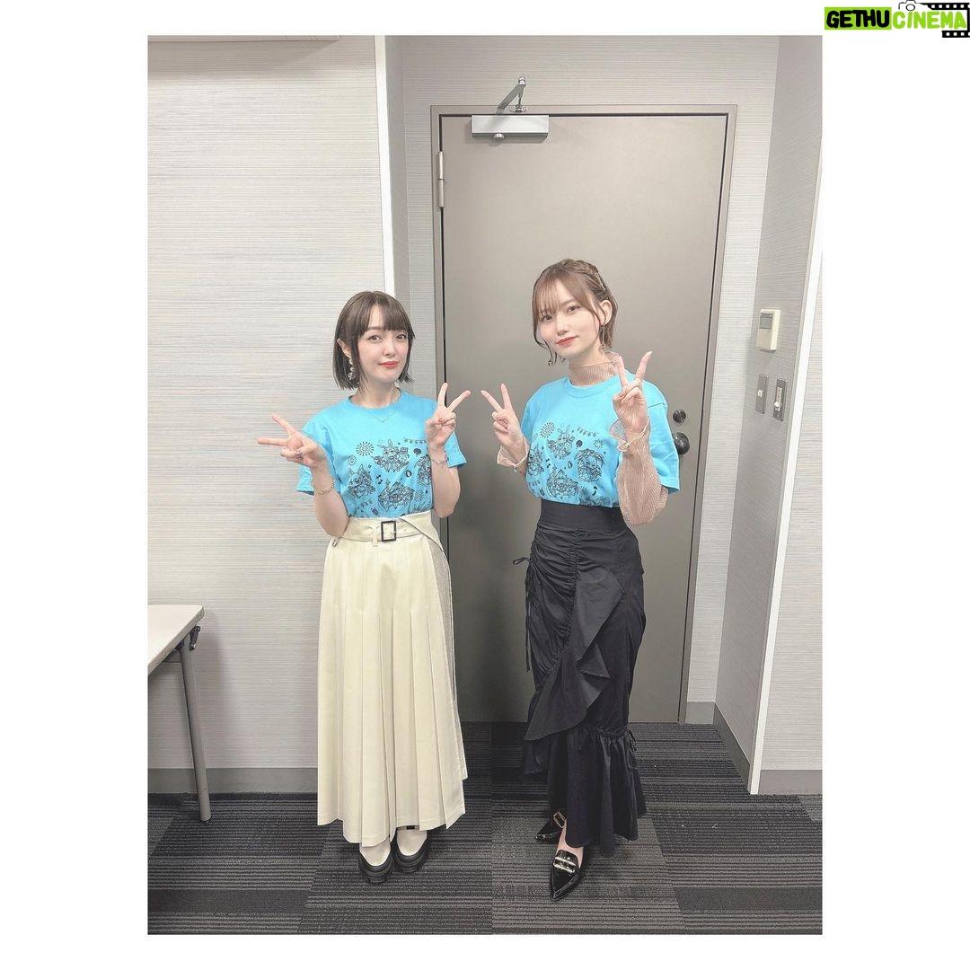 Satomi Sato Instagram - * * * 9月9日に行われた 【アズールレーン6th Anniversary Fes.】の 「アズナンデス!6周年の振り返りSP」に 登壇させていただきました✨ ご覧くださった指揮官の皆様、ありがとうございます♡ * * 少し久しぶりの #アズールレーン のイベントだったのですが ホーム感というか、帰ってきた感がすごくて…! あたたかい現場だなと感動しておりました☺️ありがたや * * 「アズナンデス!」では6周年を振り返りましたが ものすごいイベントやコラボや新キャラクターの数に ただただ圧倒されました…!すごい! 指揮官たちの色んなランキングは 世界が違いすぎて、ややプチパニック。。しゅごい。。。笑 私も、がんばろう…! あと、最後に書いた欲ぼ…願望が叶うように 引き続き指揮官を業頑張ろう…!!笑 * * 一緒に登壇したクレマンソー役の天海由梨奈さんと ジャベリン役の山根希美さんと お写真撮ってもらっちゃいました☺️ (タイミング合わず3人一緒には撮れなくて、残念…💦) 天海さんは、ウマ娘でお会いした時から もう、声が素敵すぎて衝撃を受けて それ以来とても好きなんですけど まさかアズレンでご一緒出来るとは思わず…! うれしかった…!!✨✨もちろん人柄も素敵すぎて 緊張のあまり2人の距離感が面白いことになっています🥹 山根さんは、登壇中も話しかけて下さったり ずっとフワフワにこにこしていて可憐でした…🥰 ジャベリン好きな私は密かに大興奮。笑 イベントでお話しされていた「ジャベリン弁当」✨ いつの日か実現されることを心から願っておりまする…!!! たのしみだー!!🍱✨✨ * * はてさて。 今回は、衣装のTシャツがブルーだったのと 前回ローンイメージだったので 白龍をイメージした衣装とネイルにしてみました🤍 ネイルは、いつもお世話になっている センス天才的すぎるネイリストさんが模様や刀を 手描きで…手描きで…!✨すごい…!! ありがとうございます😭✨✨ 髪も、白龍の画像を見ながら前髪の分け目とか横ハネを メイクさんが作ってくださりしてね。 本当に、沢山のスタッフの皆様方のお陰で 私は安心してキャラクターを背負って登壇できてるな。 と感じたのでした😭皆様に感謝…! * * #等身大ヤドン や #ポケモン の大きなぬいぐるみが沢山で ウキウキしてる写真も置いておきますね!ふふふ!わーい! * * そんなこんなで、毎回 ブログ…なの???ってくらい文章量なのに 読んでくれてありがとうございます。笑 白龍はコラボや新衣装もあるし ローンはフィギュアが発売になるので 指揮官、これからもアズールレーンをよろしくお願いしますね♡ 全部チェックしてくれないなんて そんなの、許せないよね!!!!!!!!!!!!!!!!!! * * * #アズレン #アズレンフェス #アズレン6周年 #イベント #アスナンデス ! #クレマンソー #天海由梨奈 さん #ジャベリン #山根希美 さん #指揮官 #いつもありがとう 🤍❤️ #また会いましょう #ローン #白龍 #佐藤聡美