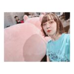 Satomi Sato Instagram - * * * 9月9日に行われた 【アズールレーン6th Anniversary　Fes.】の 「アズナンデス！6周年の振り返りSP」に 登壇させていただきました✨ ご覧くださった指揮官の皆様、ありがとうございます♡ * * 少し久しぶりの #アズールレーン のイベントだったのですが ホーム感というか、帰ってきた感がすごくて…！ あたたかい現場だなと感動しておりました☺️ありがたや * * 「アズナンデス！」では6周年を振り返りましたが ものすごいイベントやコラボや新キャラクターの数に ただただ圧倒されました…！すごい！ 指揮官たちの色んなランキングは 世界が違いすぎて、ややプチパニック。。しゅごい。。。笑 私も、がんばろう…！ あと、最後に書いた欲ぼ…願望が叶うように 引き続き指揮官を業頑張ろう…！！笑 * * 一緒に登壇したクレマンソー役の天海由梨奈さんと ジャベリン役の山根希美さんと お写真撮ってもらっちゃいました☺️ （タイミング合わず３人一緒には撮れなくて、残念…💦） 天海さんは、ウマ娘でお会いした時から もう、声が素敵すぎて衝撃を受けて それ以来とても好きなんですけど まさかアズレンでご一緒出来るとは思わず…！ うれしかった…！！✨✨もちろん人柄も素敵すぎて 緊張のあまり2人の距離感が面白いことになっています🥹 山根さんは、登壇中も話しかけて下さったり ずっとフワフワにこにこしていて可憐でした…🥰 ジャベリン好きな私は密かに大興奮。笑 イベントでお話しされていた「ジャベリン弁当」✨ いつの日か実現されることを心から願っておりまする…！！！ たのしみだー！！🍱✨✨ * * はてさて。 今回は、衣装のTシャツがブルーだったのと 前回ローンイメージだったので 白龍をイメージした衣装とネイルにしてみました🤍 ネイルは、いつもお世話になっている センス天才的すぎるネイリストさんが模様や刀を 手描きで…手描きで…！✨すごい…！！ ありがとうございます😭✨✨ 髪も、白龍の画像を見ながら前髪の分け目とか横ハネを メイクさんが作ってくださりしてね。 本当に、沢山のスタッフの皆様方のお陰で 私は安心してキャラクターを背負って登壇できてるな。 と感じたのでした😭皆様に感謝…！ * * #等身大ヤドン や #ポケモン の大きなぬいぐるみが沢山で ウキウキしてる写真も置いておきますね！ふふふ！わーい！ * * そんなこんなで、毎回 ブログ…なの？？？ってくらい文章量なのに 読んでくれてありがとうございます。笑 白龍はコラボや新衣装もあるし ローンはフィギュアが発売になるので 指揮官、これからもアズールレーンをよろしくお願いしますね♡ 全部チェックしてくれないなんて そんなの、許せないよね！！！！！！！！！！！！！！！！！！ * * * #アズレン #アズレンフェス #アズレン6周年 #イベント #アスナンデス ！ #クレマンソー #天海由梨奈 さん #ジャベリン #山根希美 さん #指揮官 #いつもありがとう 🤍❤️ #また会いましょう #ローン #白龍 #佐藤聡美