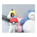 Satomi Sato Instagram - * * * 9月9日に行われた 【アズールレーン6th Anniversary　Fes.】の 「アズナンデス！6周年の振り返りSP」に 登壇させていただきました✨ ご覧くださった指揮官の皆様、ありがとうございます♡ * * 少し久しぶりの #アズールレーン のイベントだったのですが ホーム感というか、帰ってきた感がすごくて…！ あたたかい現場だなと感動しておりました☺️ありがたや * * 「アズナンデス！」では6周年を振り返りましたが ものすごいイベントやコラボや新キャラクターの数に ただただ圧倒されました…！すごい！ 指揮官たちの色んなランキングは 世界が違いすぎて、ややプチパニック。。しゅごい。。。笑 私も、がんばろう…！ あと、最後に書いた欲ぼ…願望が叶うように 引き続き指揮官を業頑張ろう…！！笑 * * 一緒に登壇したクレマンソー役の天海由梨奈さんと ジャベリン役の山根希美さんと お写真撮ってもらっちゃいました☺️ （タイミング合わず３人一緒には撮れなくて、残念…💦） 天海さんは、ウマ娘でお会いした時から もう、声が素敵すぎて衝撃を受けて それ以来とても好きなんですけど まさかアズレンでご一緒出来るとは思わず…！ うれしかった…！！✨✨もちろん人柄も素敵すぎて 緊張のあまり2人の距離感が面白いことになっています🥹 山根さんは、登壇中も話しかけて下さったり ずっとフワフワにこにこしていて可憐でした…🥰 ジャベリン好きな私は密かに大興奮。笑 イベントでお話しされていた「ジャベリン弁当」✨ いつの日か実現されることを心から願っておりまする…！！！ たのしみだー！！🍱✨✨ * * はてさて。 今回は、衣装のTシャツがブルーだったのと 前回ローンイメージだったので 白龍をイメージした衣装とネイルにしてみました🤍 ネイルは、いつもお世話になっている センス天才的すぎるネイリストさんが模様や刀を 手描きで…手描きで…！✨すごい…！！ ありがとうございます😭✨✨ 髪も、白龍の画像を見ながら前髪の分け目とか横ハネを メイクさんが作ってくださりしてね。 本当に、沢山のスタッフの皆様方のお陰で 私は安心してキャラクターを背負って登壇できてるな。 と感じたのでした😭皆様に感謝…！ * * #等身大ヤドン や #ポケモン の大きなぬいぐるみが沢山で ウキウキしてる写真も置いておきますね！ふふふ！わーい！ * * そんなこんなで、毎回 ブログ…なの？？？ってくらい文章量なのに 読んでくれてありがとうございます。笑 白龍はコラボや新衣装もあるし ローンはフィギュアが発売になるので 指揮官、これからもアズールレーンをよろしくお願いしますね♡ 全部チェックしてくれないなんて そんなの、許せないよね！！！！！！！！！！！！！！！！！！ * * * #アズレン #アズレンフェス #アズレン6周年 #イベント #アスナンデス ！ #クレマンソー #天海由梨奈 さん #ジャベリン #山根希美 さん #指揮官 #いつもありがとう 🤍❤️ #また会いましょう #ローン #白龍 #佐藤聡美