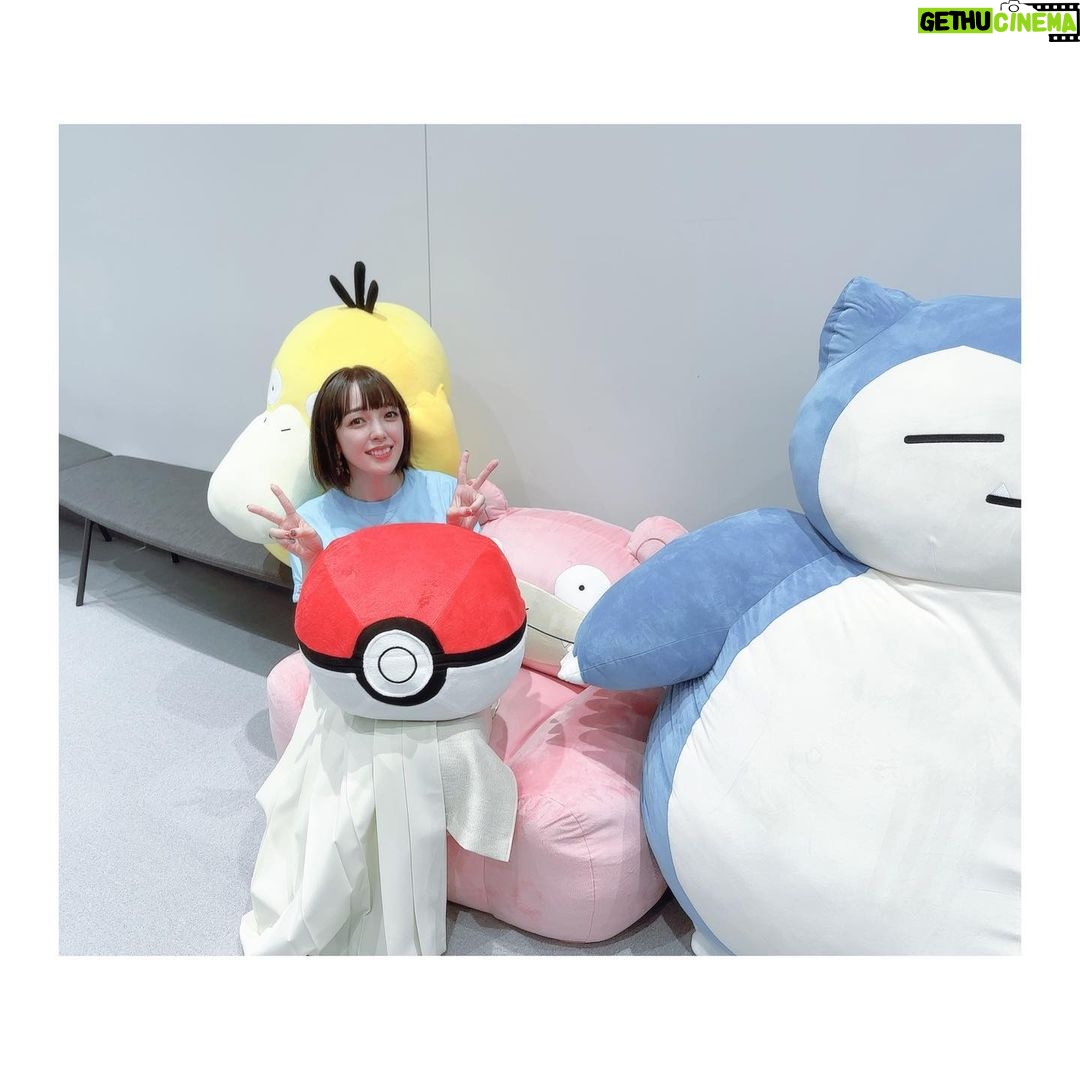 Satomi Sato Instagram - * * * 9月9日に行われた 【アズールレーン6th Anniversary Fes.】の 「アズナンデス!6周年の振り返りSP」に 登壇させていただきました✨ ご覧くださった指揮官の皆様、ありがとうございます♡ * * 少し久しぶりの #アズールレーン のイベントだったのですが ホーム感というか、帰ってきた感がすごくて…! あたたかい現場だなと感動しておりました☺️ありがたや * * 「アズナンデス!」では6周年を振り返りましたが ものすごいイベントやコラボや新キャラクターの数に ただただ圧倒されました…!すごい! 指揮官たちの色んなランキングは 世界が違いすぎて、ややプチパニック。。しゅごい。。。笑 私も、がんばろう…! あと、最後に書いた欲ぼ…願望が叶うように 引き続き指揮官を業頑張ろう…!!笑 * * 一緒に登壇したクレマンソー役の天海由梨奈さんと ジャベリン役の山根希美さんと お写真撮ってもらっちゃいました☺️ (タイミング合わず3人一緒には撮れなくて、残念…💦) 天海さんは、ウマ娘でお会いした時から もう、声が素敵すぎて衝撃を受けて それ以来とても好きなんですけど まさかアズレンでご一緒出来るとは思わず…! うれしかった…!!✨✨もちろん人柄も素敵すぎて 緊張のあまり2人の距離感が面白いことになっています🥹 山根さんは、登壇中も話しかけて下さったり ずっとフワフワにこにこしていて可憐でした…🥰 ジャベリン好きな私は密かに大興奮。笑 イベントでお話しされていた「ジャベリン弁当」✨ いつの日か実現されることを心から願っておりまする…!!! たのしみだー!!🍱✨✨ * * はてさて。 今回は、衣装のTシャツがブルーだったのと 前回ローンイメージだったので 白龍をイメージした衣装とネイルにしてみました🤍 ネイルは、いつもお世話になっている センス天才的すぎるネイリストさんが模様や刀を 手描きで…手描きで…!✨すごい…!! ありがとうございます😭✨✨ 髪も、白龍の画像を見ながら前髪の分け目とか横ハネを メイクさんが作ってくださりしてね。 本当に、沢山のスタッフの皆様方のお陰で 私は安心してキャラクターを背負って登壇できてるな。 と感じたのでした😭皆様に感謝…! * * #等身大ヤドン や #ポケモン の大きなぬいぐるみが沢山で ウキウキしてる写真も置いておきますね!ふふふ!わーい! * * そんなこんなで、毎回 ブログ…なの???ってくらい文章量なのに 読んでくれてありがとうございます。笑 白龍はコラボや新衣装もあるし ローンはフィギュアが発売になるので 指揮官、これからもアズールレーンをよろしくお願いしますね♡ 全部チェックしてくれないなんて そんなの、許せないよね!!!!!!!!!!!!!!!!!! * * * #アズレン #アズレンフェス #アズレン6周年 #イベント #アスナンデス ! #クレマンソー #天海由梨奈 さん #ジャベリン #山根希美 さん #指揮官 #いつもありがとう 🤍❤️ #また会いましょう #ローン #白龍 #佐藤聡美
