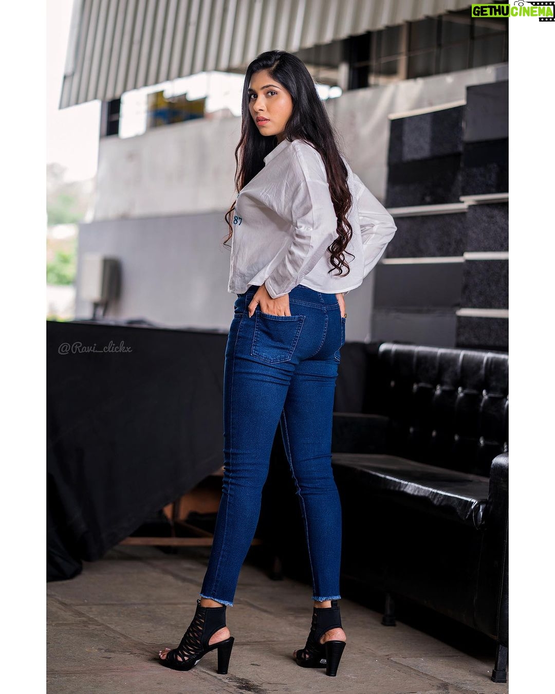 Satya sri Instagram - Too glam to give a damn.๐ PC: @ravi_cross_clickx #satyasri #jabardasth_satyasri #actresssatyasri #stylish #tollywood #teluguqueen #instagood #behappy #bepositive #satyasrifanforever #satyasristories