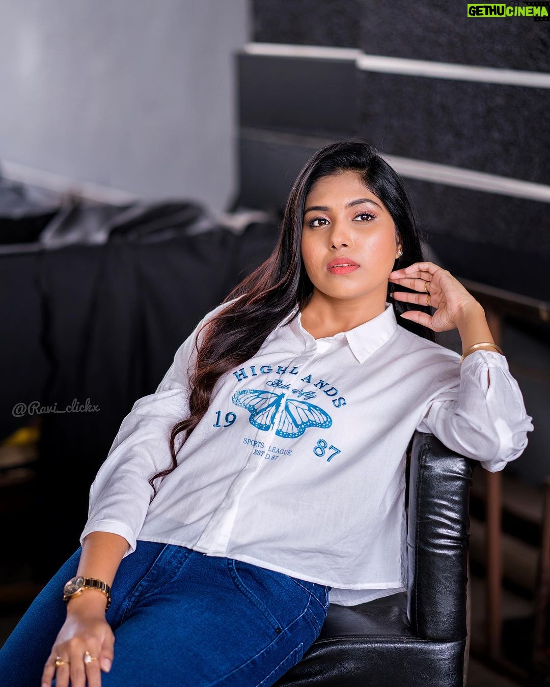 Satya sri Instagram - Too glam to give a damn.๐ PC: @ravi_cross_clickx #satyasri #jabardasth_satyasri #actresssatyasri #stylish #tollywood #teluguqueen #instagood #behappy #bepositive #satyasrifanforever #satyasristories