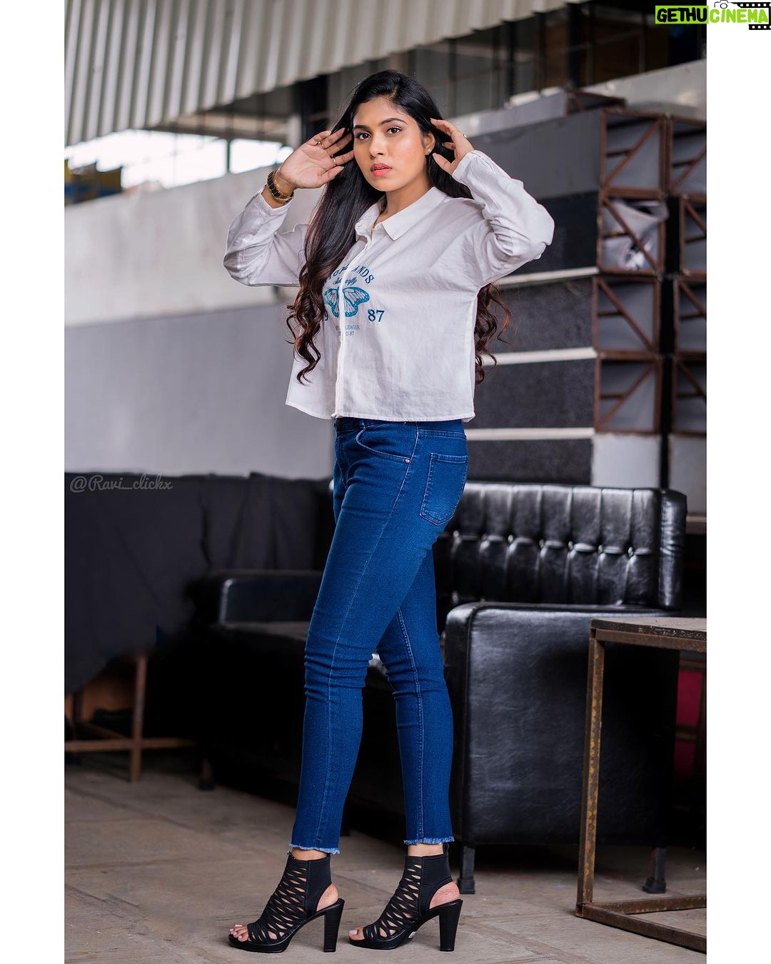Satya sri Instagram - Too glam to give a damn.๐ PC: @ravi_cross_clickx #satyasri #jabardasth_satyasri #actresssatyasri #stylish #tollywood #teluguqueen #instagood #behappy #bepositive #satyasrifanforever #satyasristories