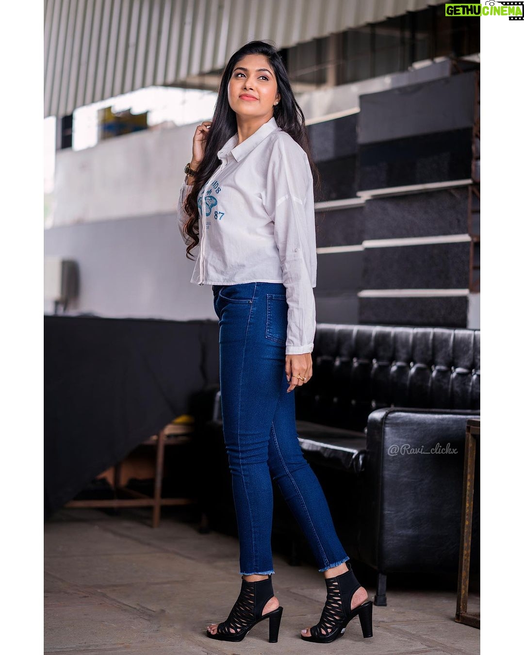 Satya sri Instagram - Too glam to give a damn.๐ PC: @ravi_cross_clickx #satyasri #jabardasth_satyasri #actresssatyasri #stylish #tollywood #teluguqueen #instagood #behappy #bepositive #satyasrifanforever #satyasristories
