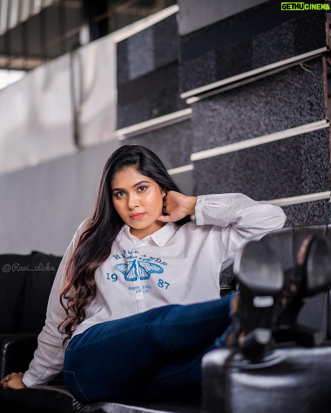 Satya sri Instagram - Too glam to give a damn.๐ PC: @ravi_cross_clickx #satyasri #jabardasth_satyasri #actresssatyasri #stylish #tollywood #teluguqueen #instagood #behappy #bepositive #satyasrifanforever #satyasristories
