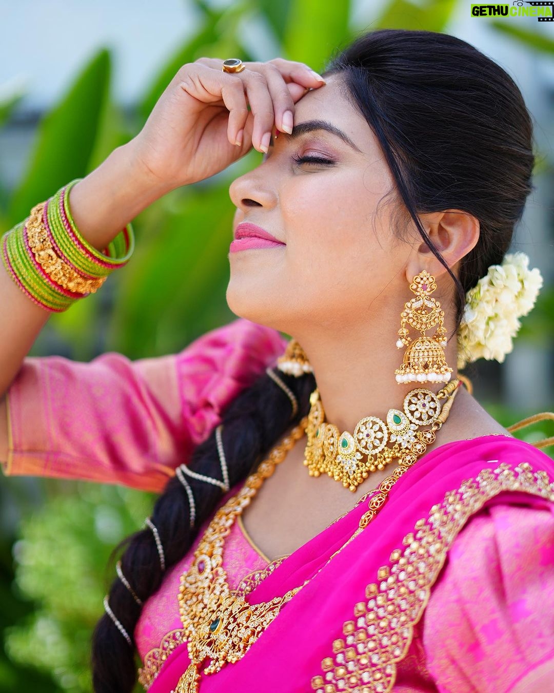 Satya sri Instagram - 🩷⚡️💚 #dasara2023 PC: @pics_by_3nethra Hairstyle: @mahesh_bridal_makeovers Jewellery: @emmadi_silver_jewellery #satyasri #jabardasth_satyasri #actresssattasri #teluguqueen #tollywood #instagood #bepositive #behappy #satyasrifanforever #satyasristories