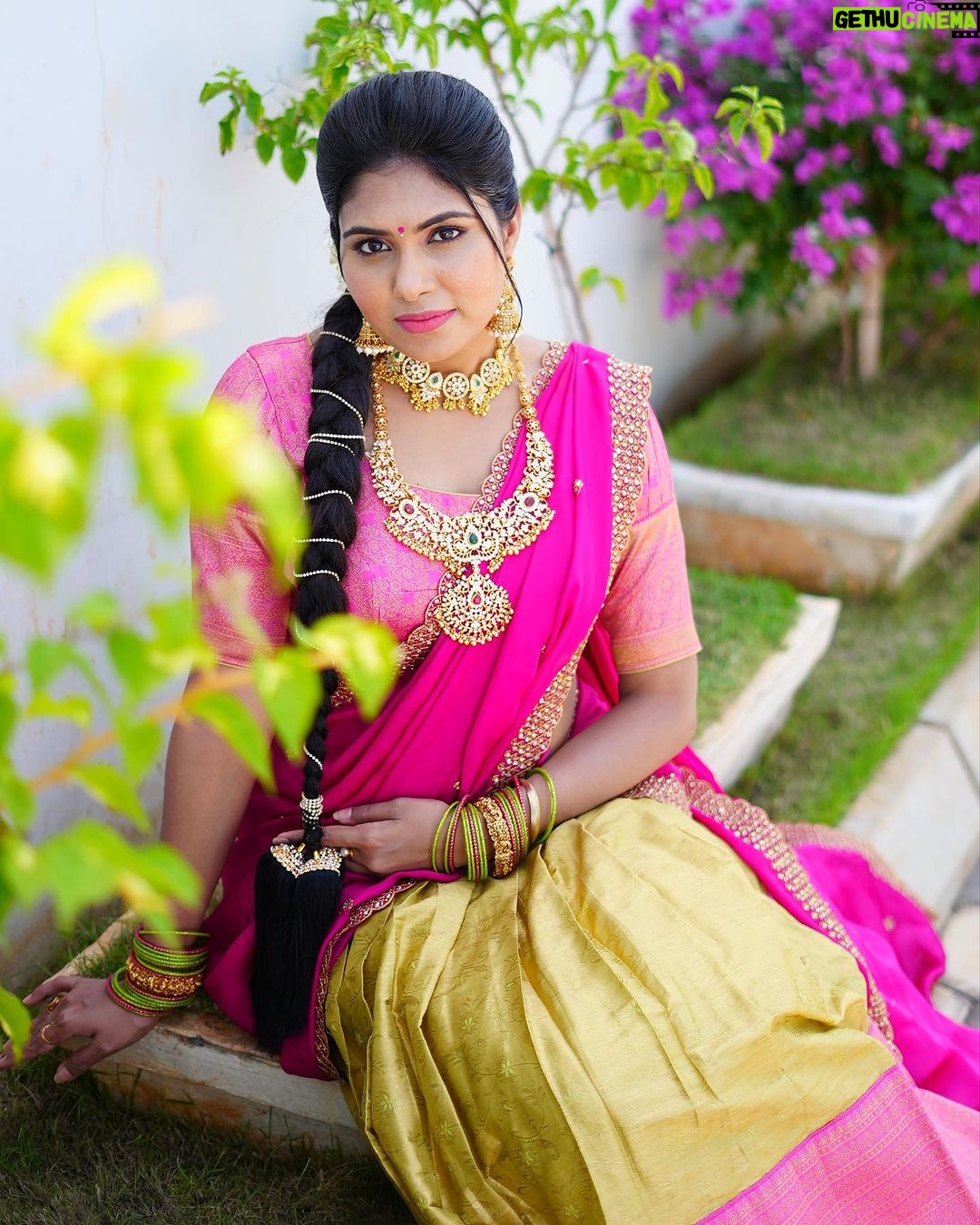 Satya sri Instagram - 🩷⚡️💚 #dasara2023 PC: @pics_by_3nethra Hairstyle: @mahesh_bridal_makeovers Jewellery: @emmadi_silver_jewellery #satyasri #jabardasth_satyasri #actresssattasri #teluguqueen #tollywood #instagood #bepositive #behappy #satyasrifanforever #satyasristories
