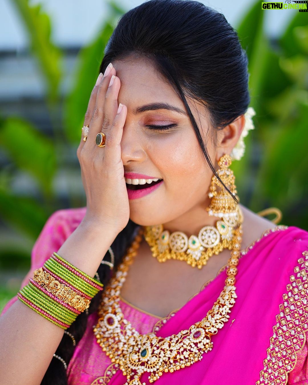 Satya sri Instagram - 🩷⚡️💚 #dasara2023 PC: @pics_by_3nethra Hairstyle: @mahesh_bridal_makeovers Jewellery: @emmadi_silver_jewellery #satyasri #jabardasth_satyasri #actresssattasri #teluguqueen #tollywood #instagood #bepositive #behappy #satyasrifanforever #satyasristories