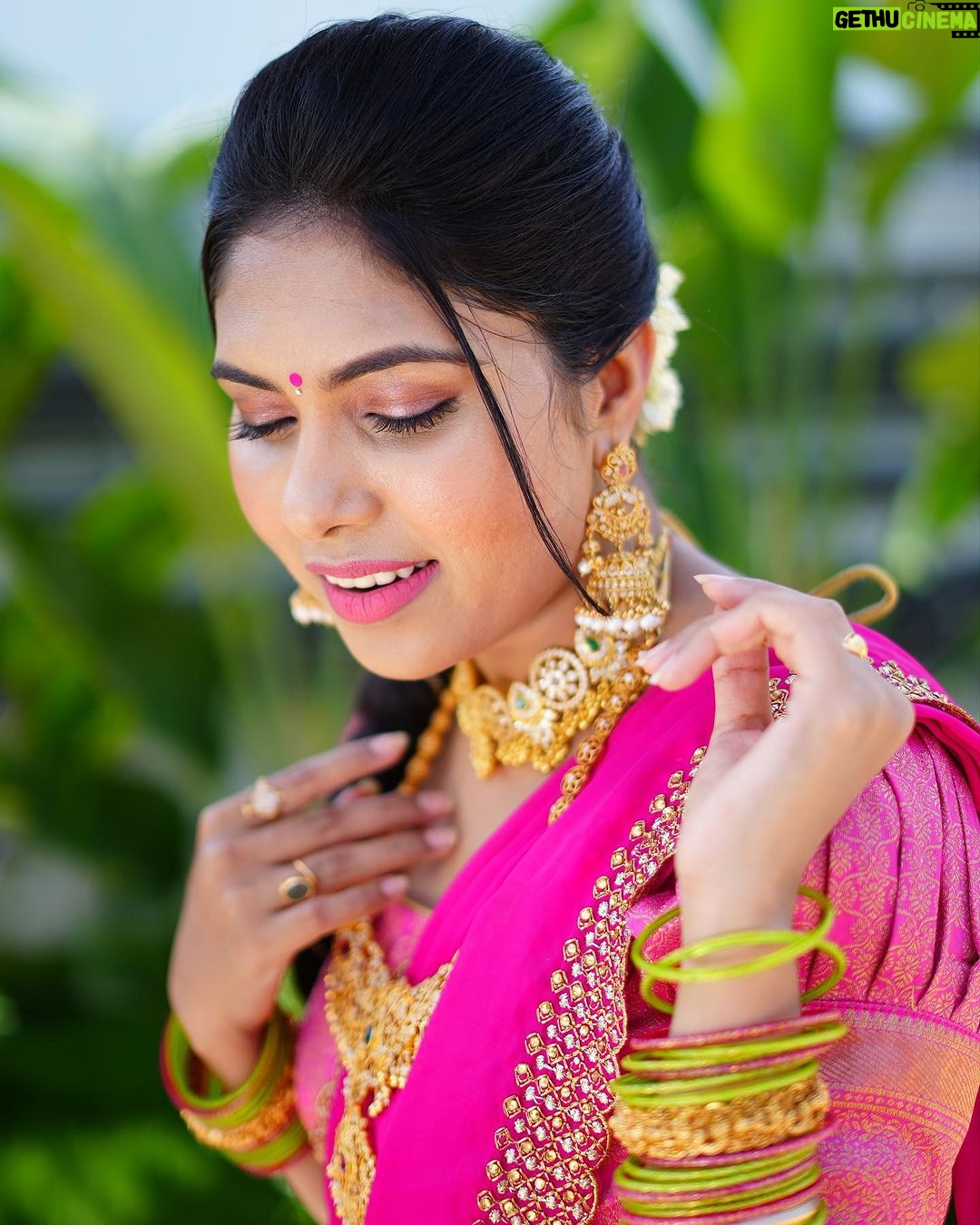 Satya sri Instagram - 🩷⚡️💚 #dasara2023 PC: @pics_by_3nethra Hairstyle: @mahesh_bridal_makeovers Jewellery: @emmadi_silver_jewellery #satyasri #jabardasth_satyasri #actresssattasri #teluguqueen #tollywood #instagood #bepositive #behappy #satyasrifanforever #satyasristories