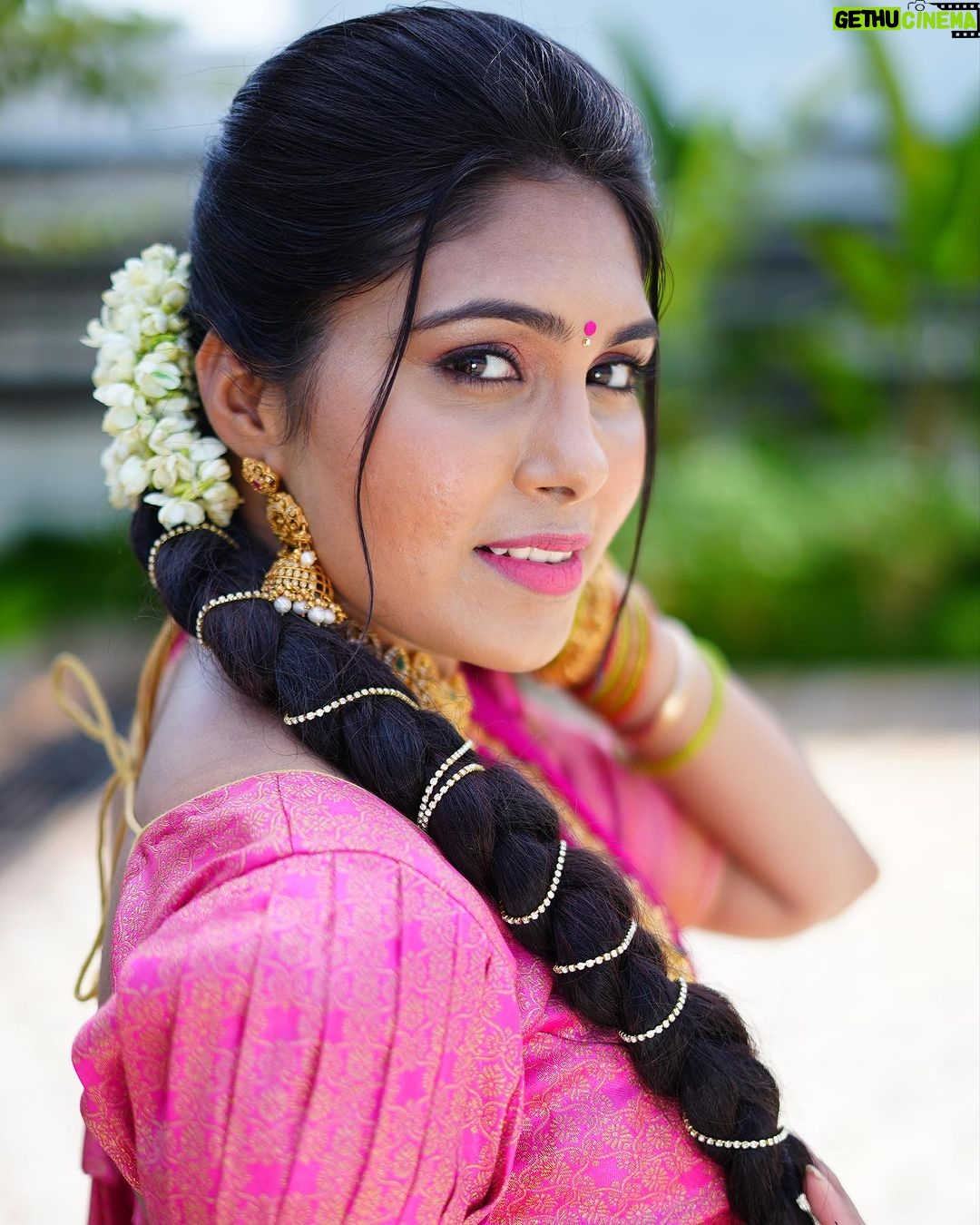 Satya sri Instagram - 🩷⚡️💚 #dasara2023 PC: @pics_by_3nethra Hairstyle: @mahesh_bridal_makeovers Jewellery: @emmadi_silver_jewellery #satyasri #jabardasth_satyasri #actresssattasri #teluguqueen #tollywood #instagood #bepositive #behappy #satyasrifanforever #satyasristories