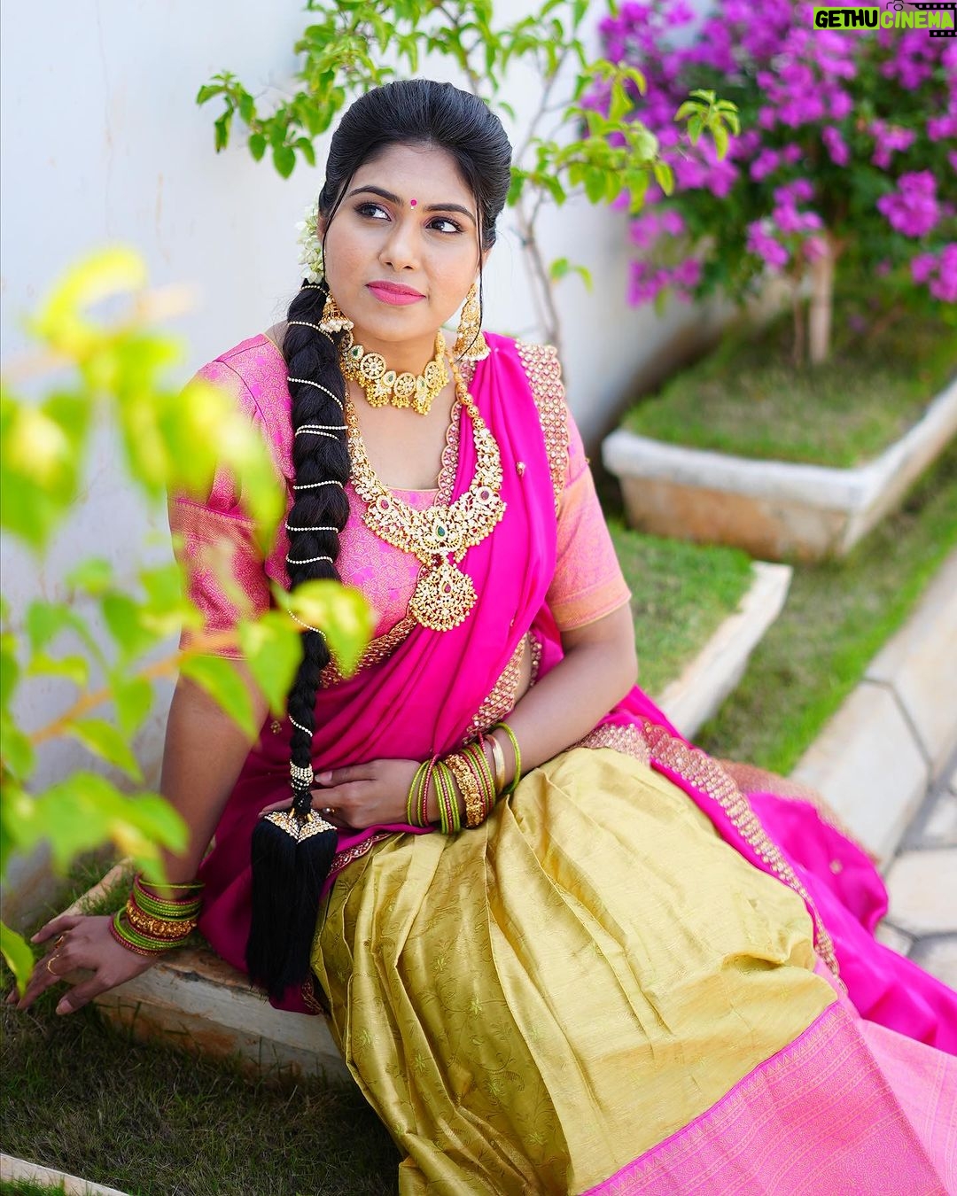Satya sri Instagram - 🩷⚡️💚 #dasara2023 PC: @pics_by_3nethra Hairstyle: @mahesh_bridal_makeovers Jewellery: @emmadi_silver_jewellery #satyasri #jabardasth_satyasri #actresssattasri #teluguqueen #tollywood #instagood #bepositive #behappy #satyasrifanforever #satyasristories