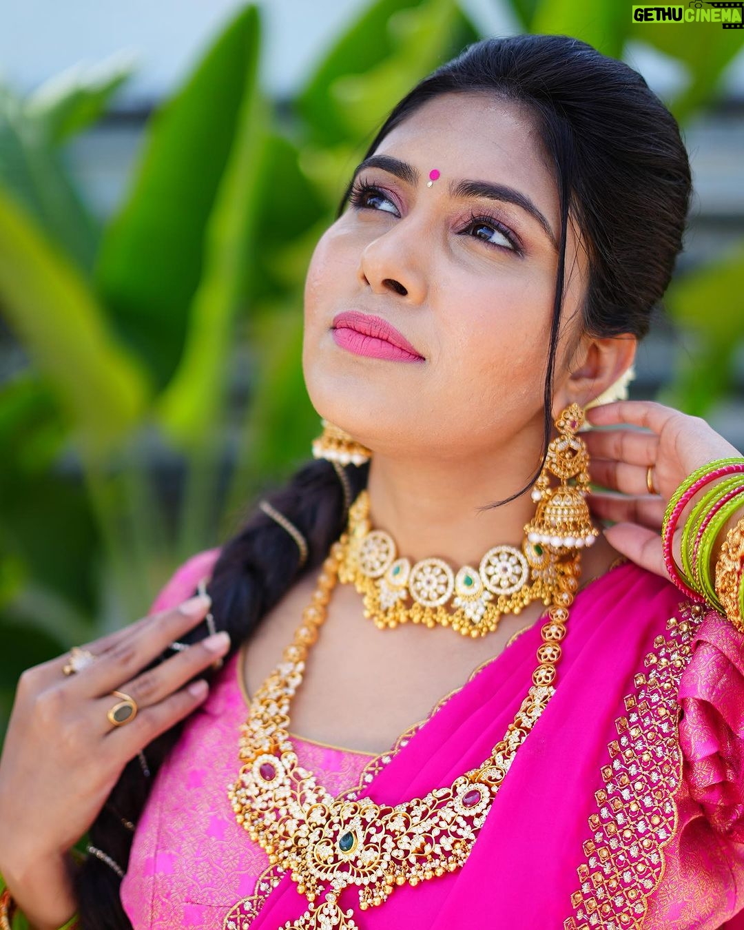 Satya sri Instagram - 🩷⚡️💚 #dasara2023 PC: @pics_by_3nethra Hairstyle: @mahesh_bridal_makeovers Jewellery: @emmadi_silver_jewellery #satyasri #jabardasth_satyasri #actresssattasri #teluguqueen #tollywood #instagood #bepositive #behappy #satyasrifanforever #satyasristories