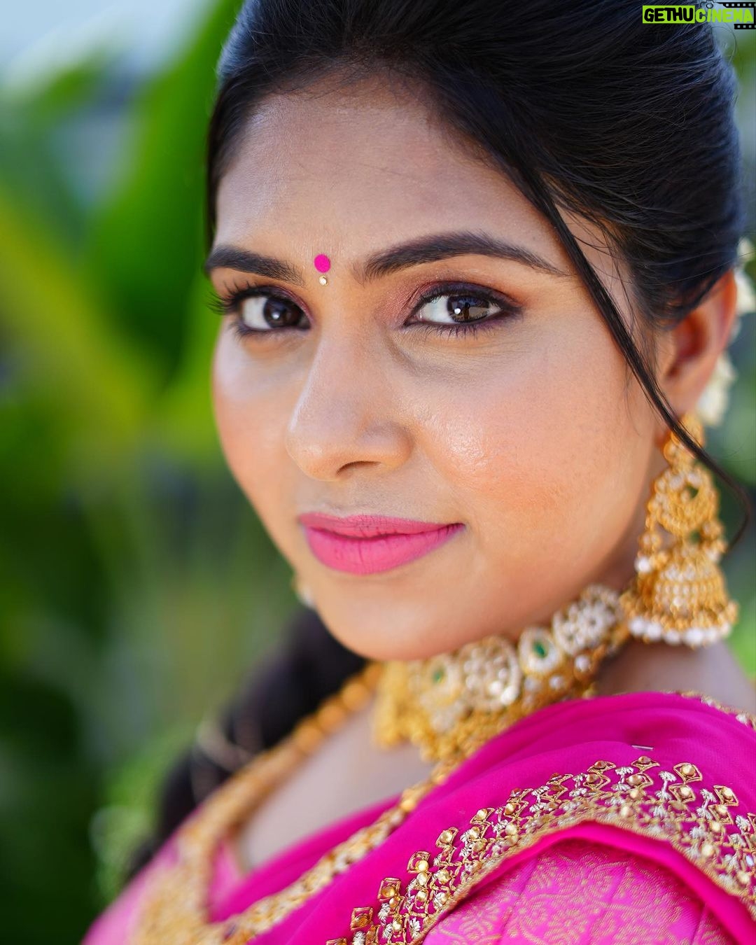Satya sri Instagram - 🩷⚡️💚 #dasara2023 PC: @pics_by_3nethra Hairstyle: @mahesh_bridal_makeovers Jewellery: @emmadi_silver_jewellery #satyasri #jabardasth_satyasri #actresssattasri #teluguqueen #tollywood #instagood #bepositive #behappy #satyasrifanforever #satyasristories