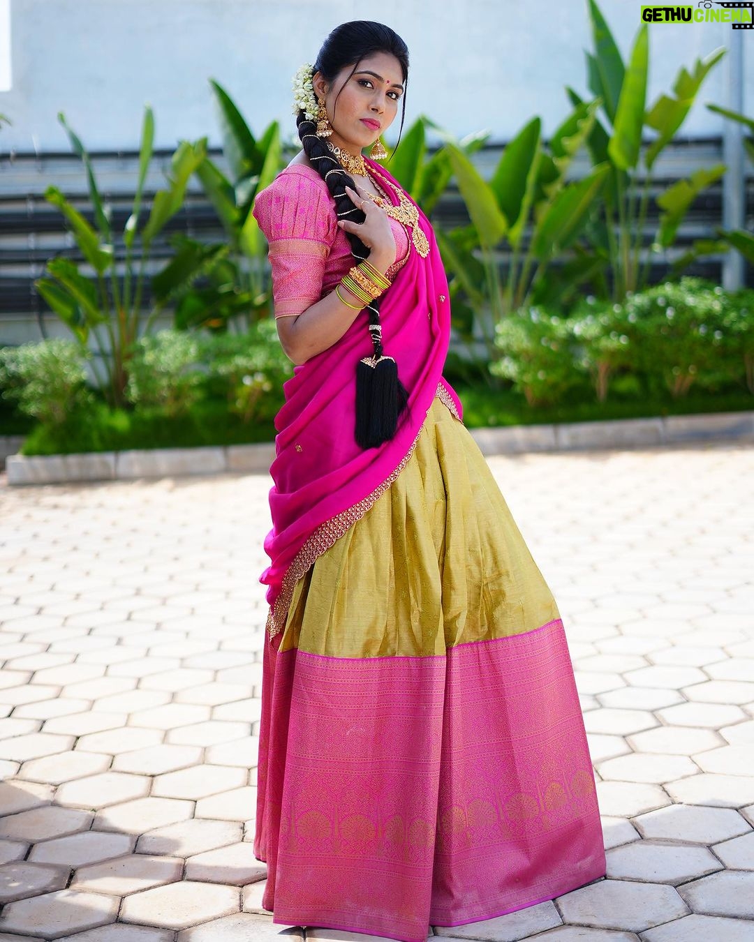 Satya sri Instagram - 🩷💚 #dasara2023 PC: @pics_by_3nethra Hair : @mahesh_bridal_makeovers Jewellery: @emmadi_silver_jewellery #satyasri #actresssatyasri #jabardasth_satyasri #tollywood #teluguqueen #bepositive #behappy #instagram #satyasrifanforever #satyasristories