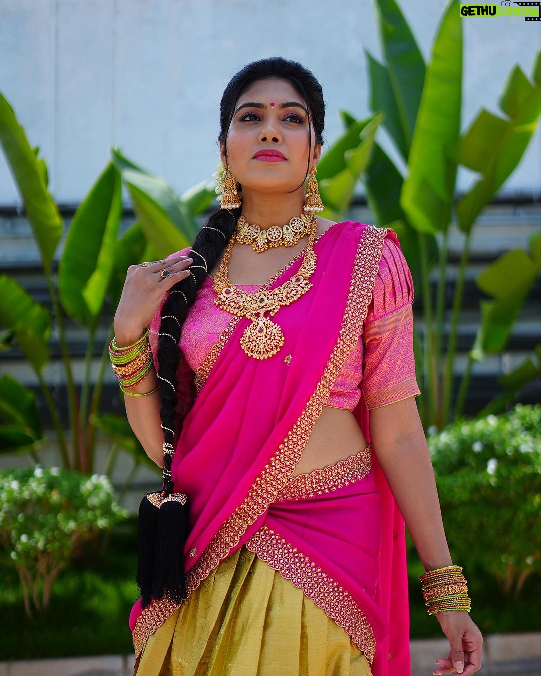 Satya sri Instagram - 🩷💚 #dasara2023 PC: @pics_by_3nethra Hair : @mahesh_bridal_makeovers Jewellery: @emmadi_silver_jewellery #satyasri #actresssatyasri #jabardasth_satyasri #tollywood #teluguqueen #bepositive #behappy #instagram #satyasrifanforever #satyasristories