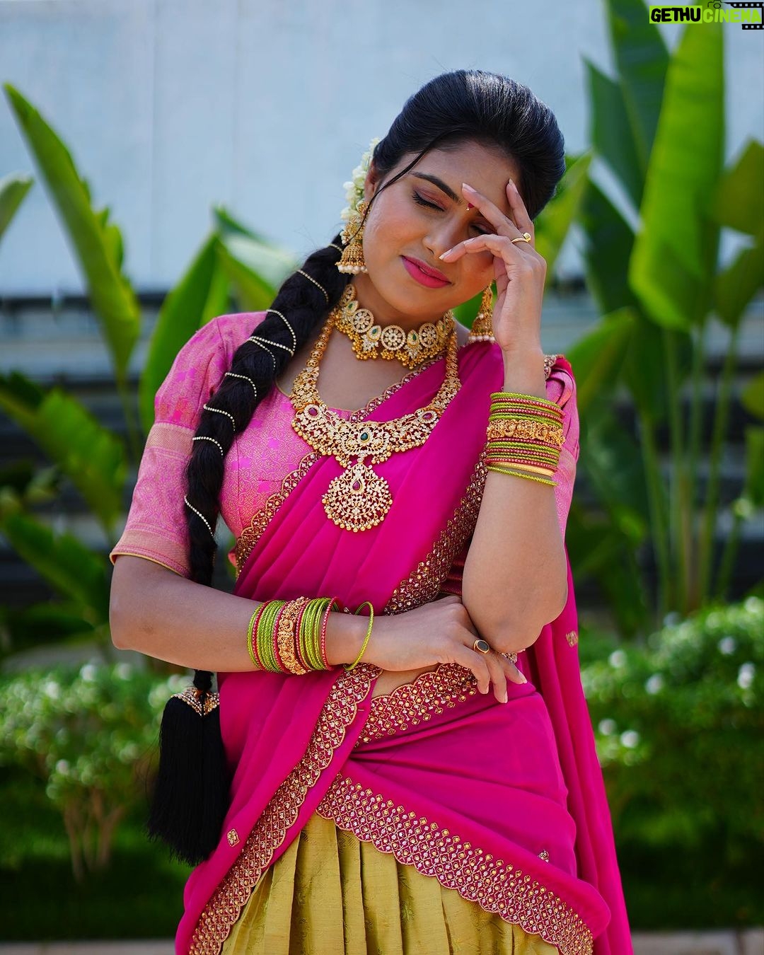 Satya sri Instagram - 🩷💚 #dasara2023 PC: @pics_by_3nethra Hair : @mahesh_bridal_makeovers Jewellery: @emmadi_silver_jewellery #satyasri #actresssatyasri #jabardasth_satyasri #tollywood #teluguqueen #bepositive #behappy #instagram #satyasrifanforever #satyasristories